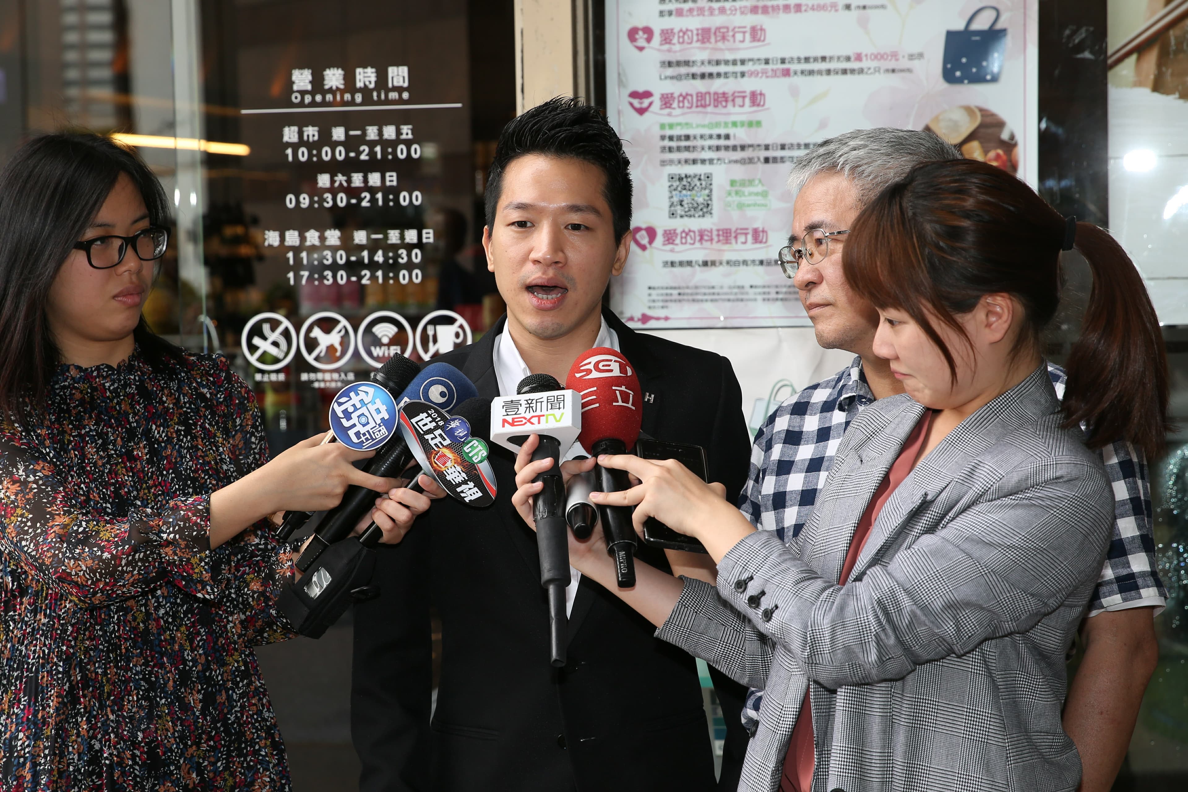 台北市議員何志偉以「髒髒包」形容柯文哲。