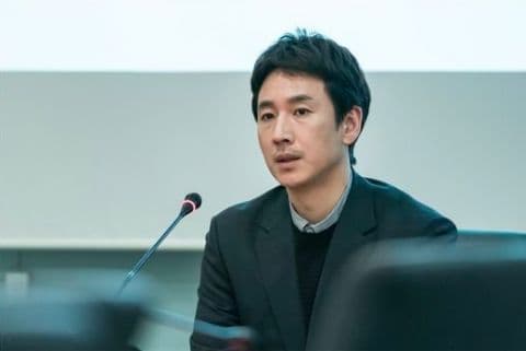 《我的大叔》中，李善均飾演建築公司的結構技師朴東勳，在朴氏三兄弟排行老二，在戲中說出許多經典台詞。