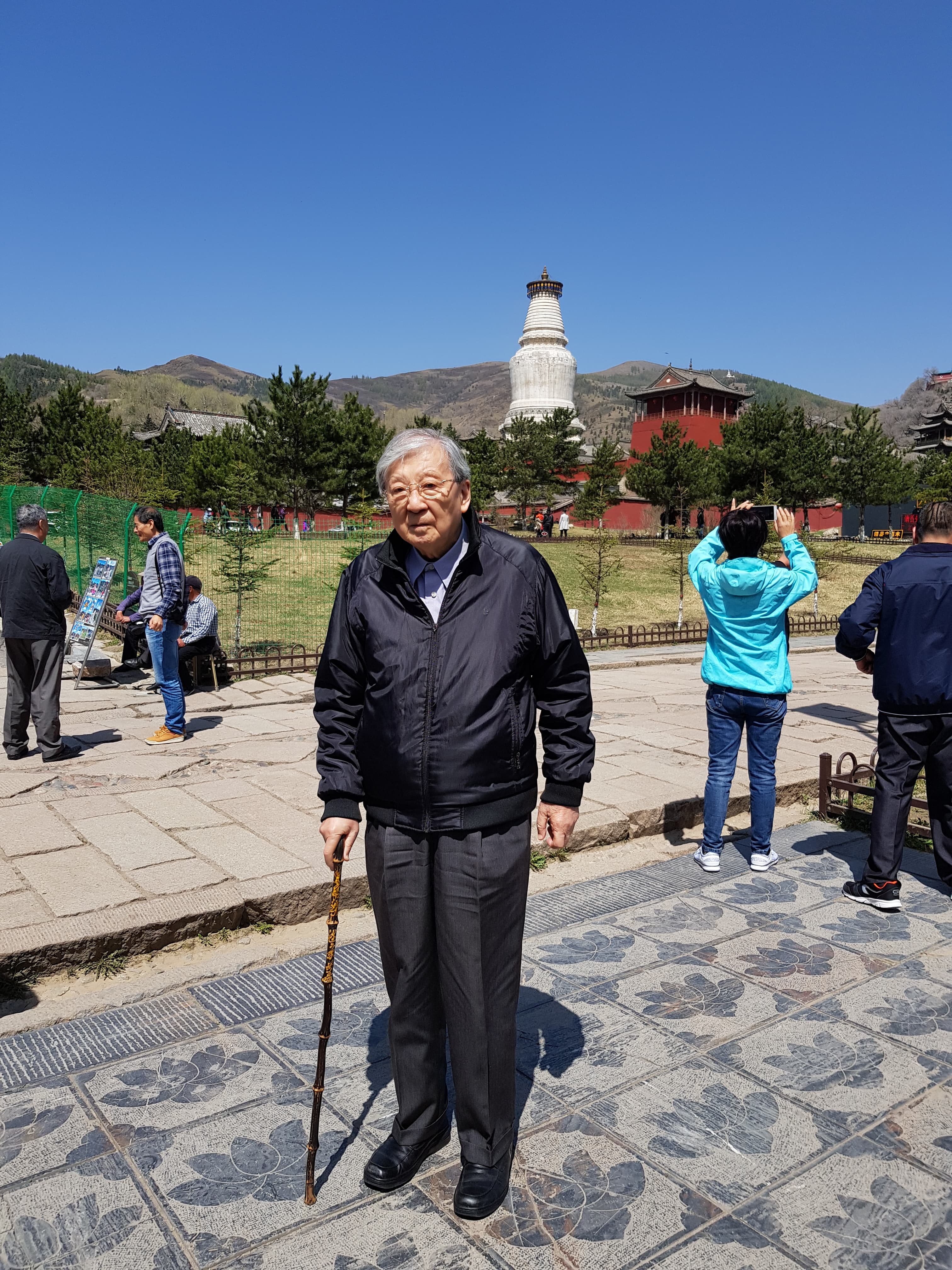 李行拄枴杖上山西五台山出席兩岸電影展活動。