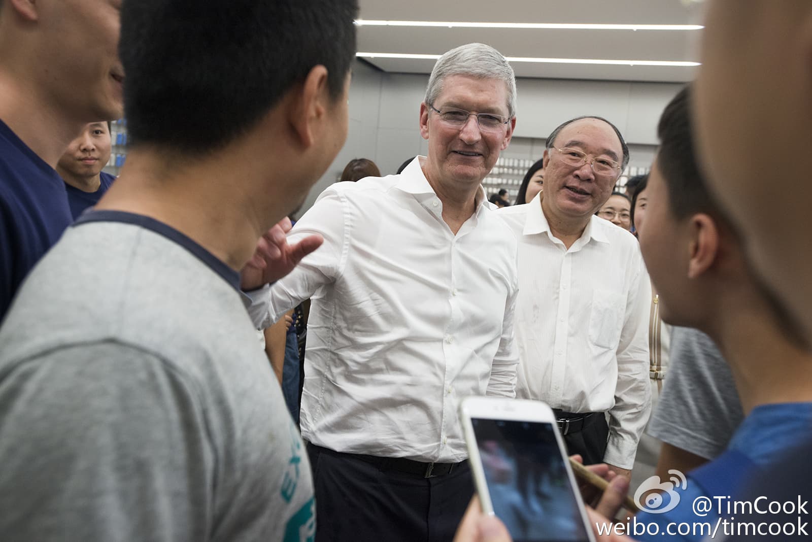 知情人士透露，這幾年，Terry（郭台銘）緊抓著庫克（蘋果執行長Tim Cook）不斷想拉高iPhone對鴻海獲利的貢獻度。（翻攝庫克微博）
