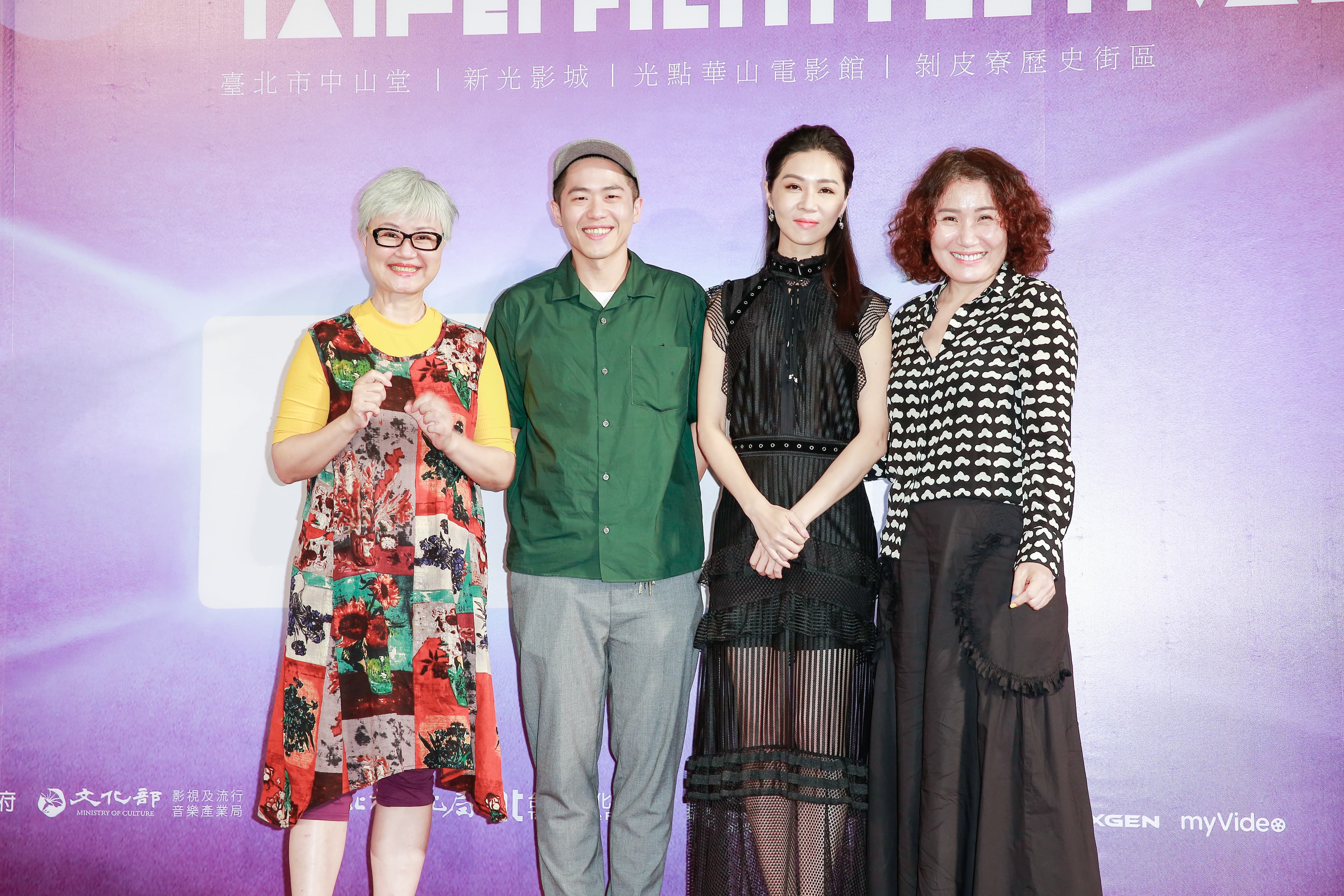 《誰先愛上他的》兩位導演徐譽庭（右一）、許智彥（左一），與演員謝盈萱（右二）、高愛倫（左一）。 