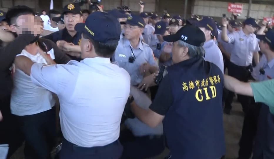 兩派人馬互相叫囂，棍棒齊飛，場面一度失控。（翻攝畫面）