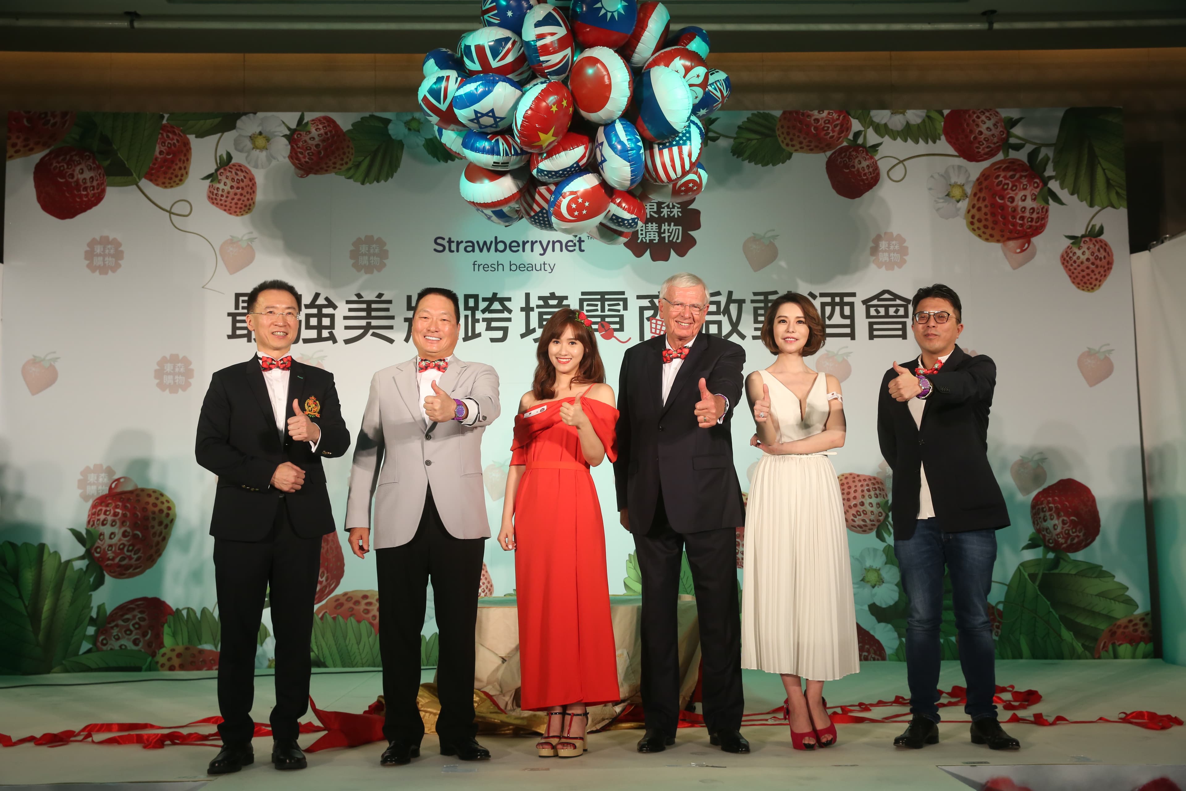 王令麟（左二）逆向操作，年初花了10.6億元，併購香港販售美妝保養電商草莓網。