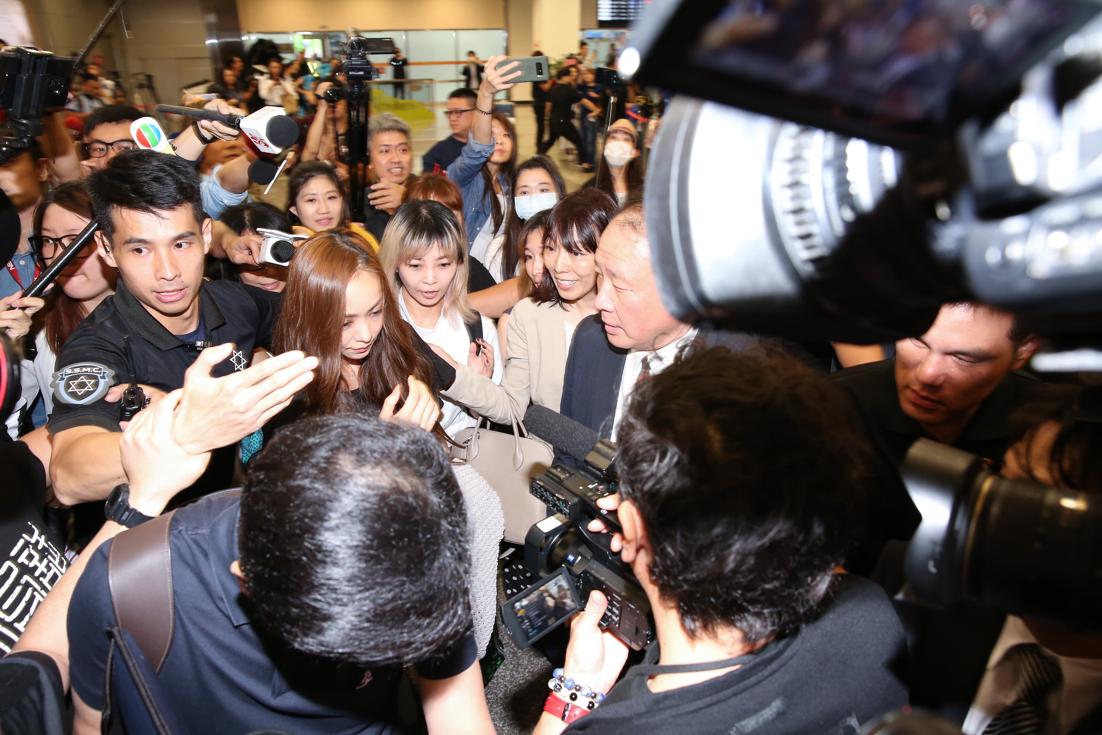步出機場時，媒體與粉絲將安室奈美惠緊緊包圍，她在保全保護下好不容易才上了褓母車。
