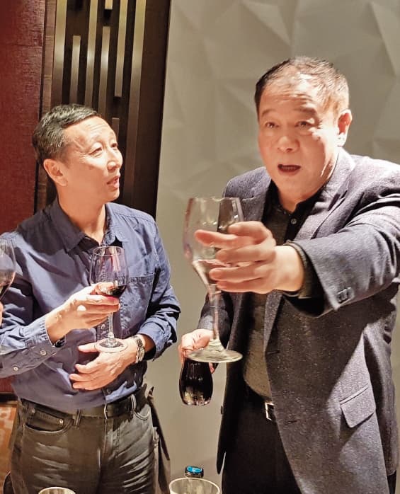 導演蕭鋒（左）出席山西兩岸電影展時，和中國廣電社會組織聯合會副會長張丕民等人暢談電影創作。 