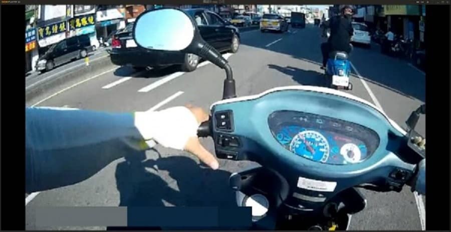 林男做賊心虛加速逃逸，警方沿後追趕。（警方提供）