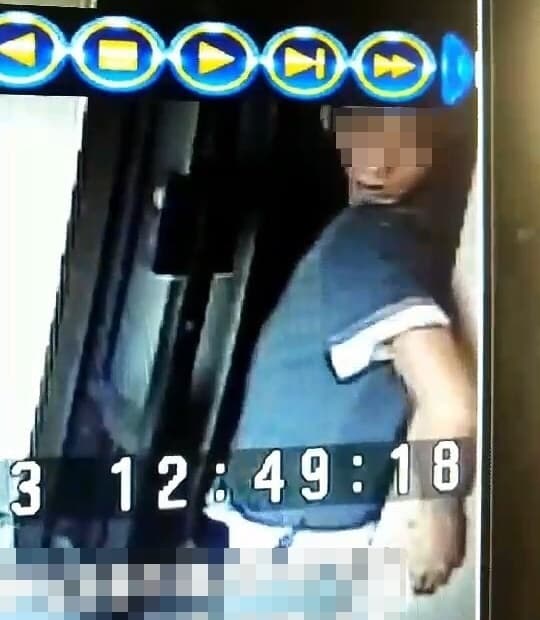 陳男緊貼著牆壁，慢慢潛入宿舍內，似乎在躲避監視器拍攝。（警方提供）