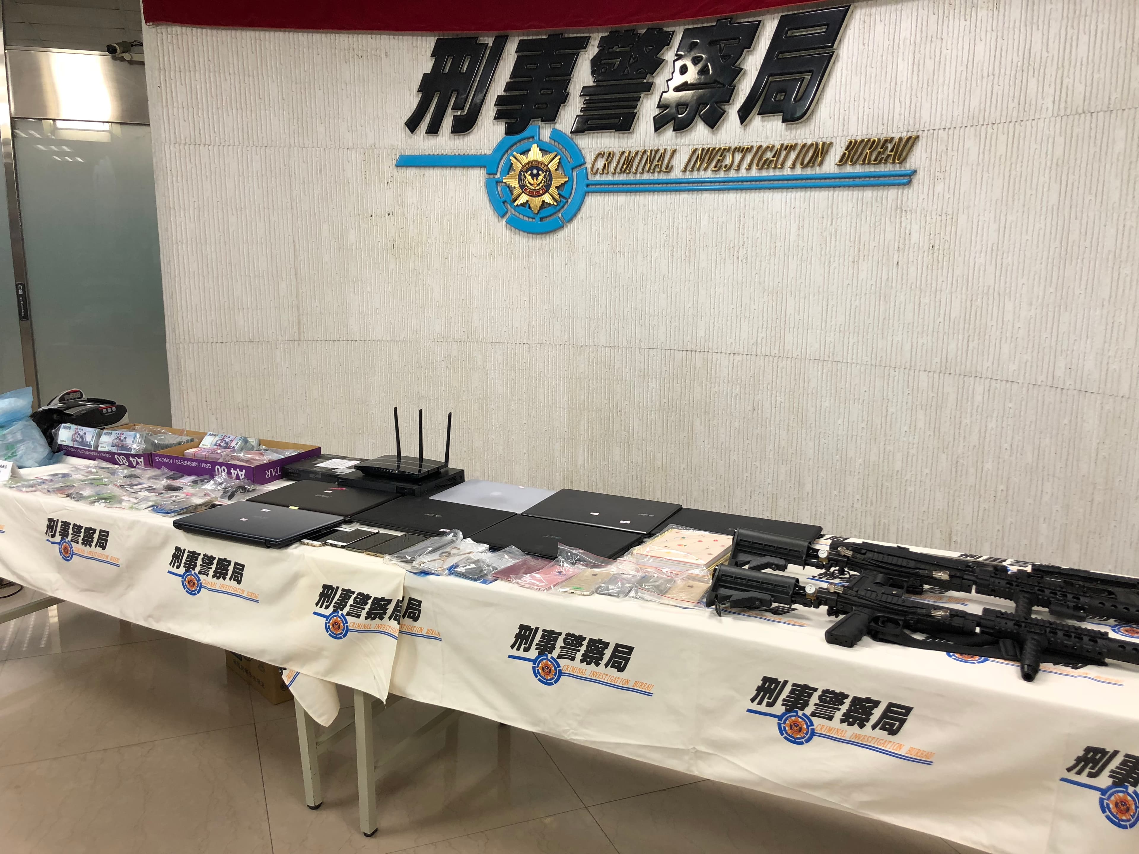 警方從民宅內起出大量證物。（刑事局提供）