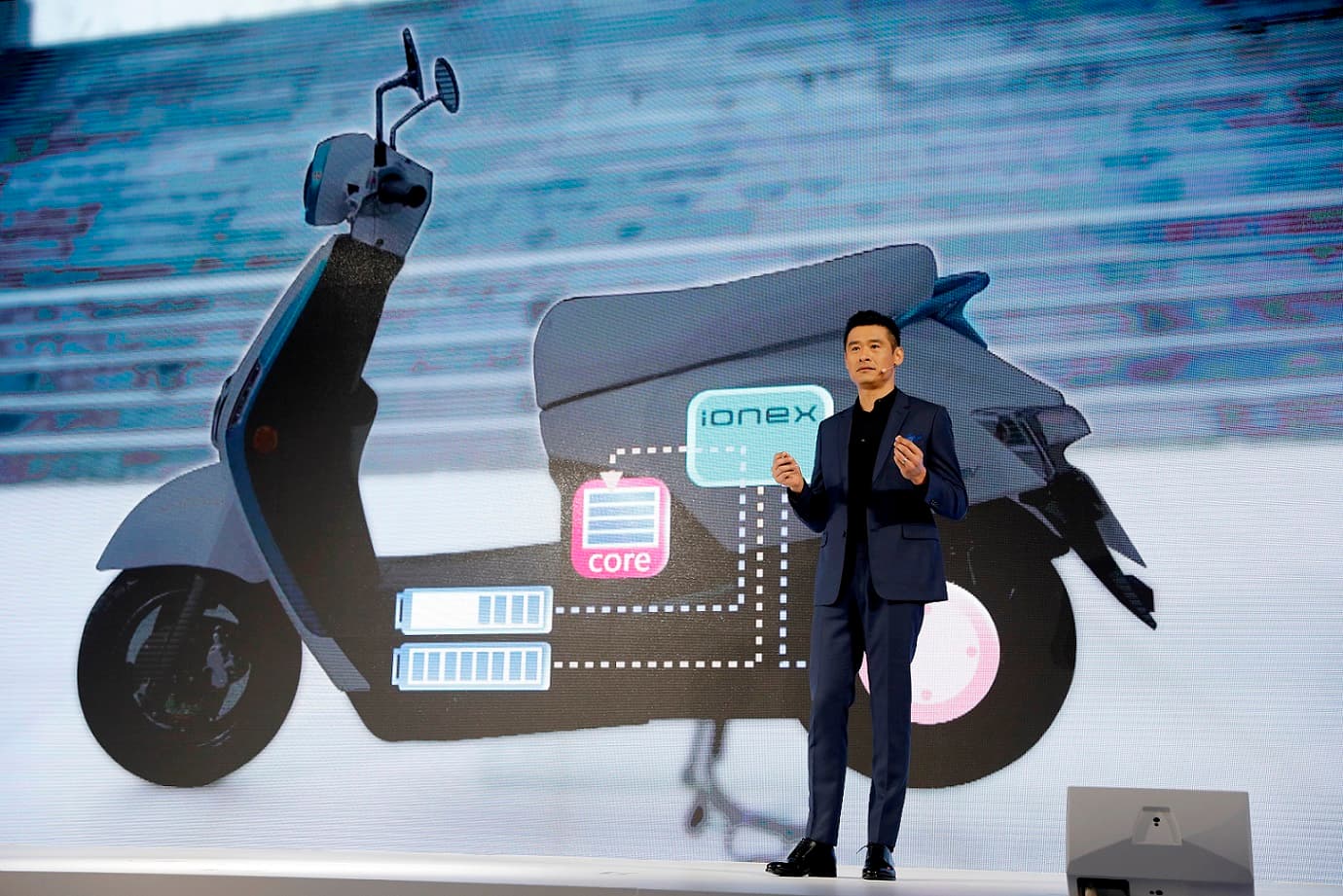 Ionex車能網電動車配備有內建的核心電源，當抽取式電池取出充電時，騎士仍可繼續騎車。（光陽提供）