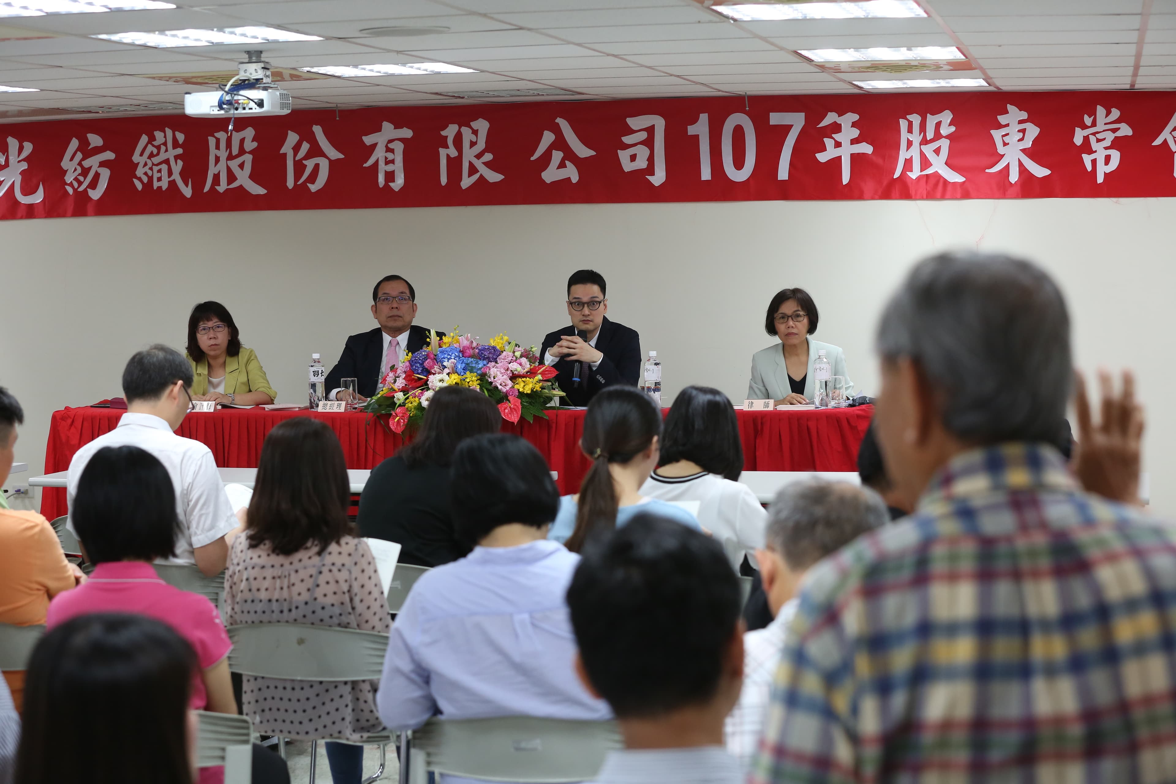 新紡股東會上，吳東進派股東接連發言，要求吳昕紘、吳昕恩說明。