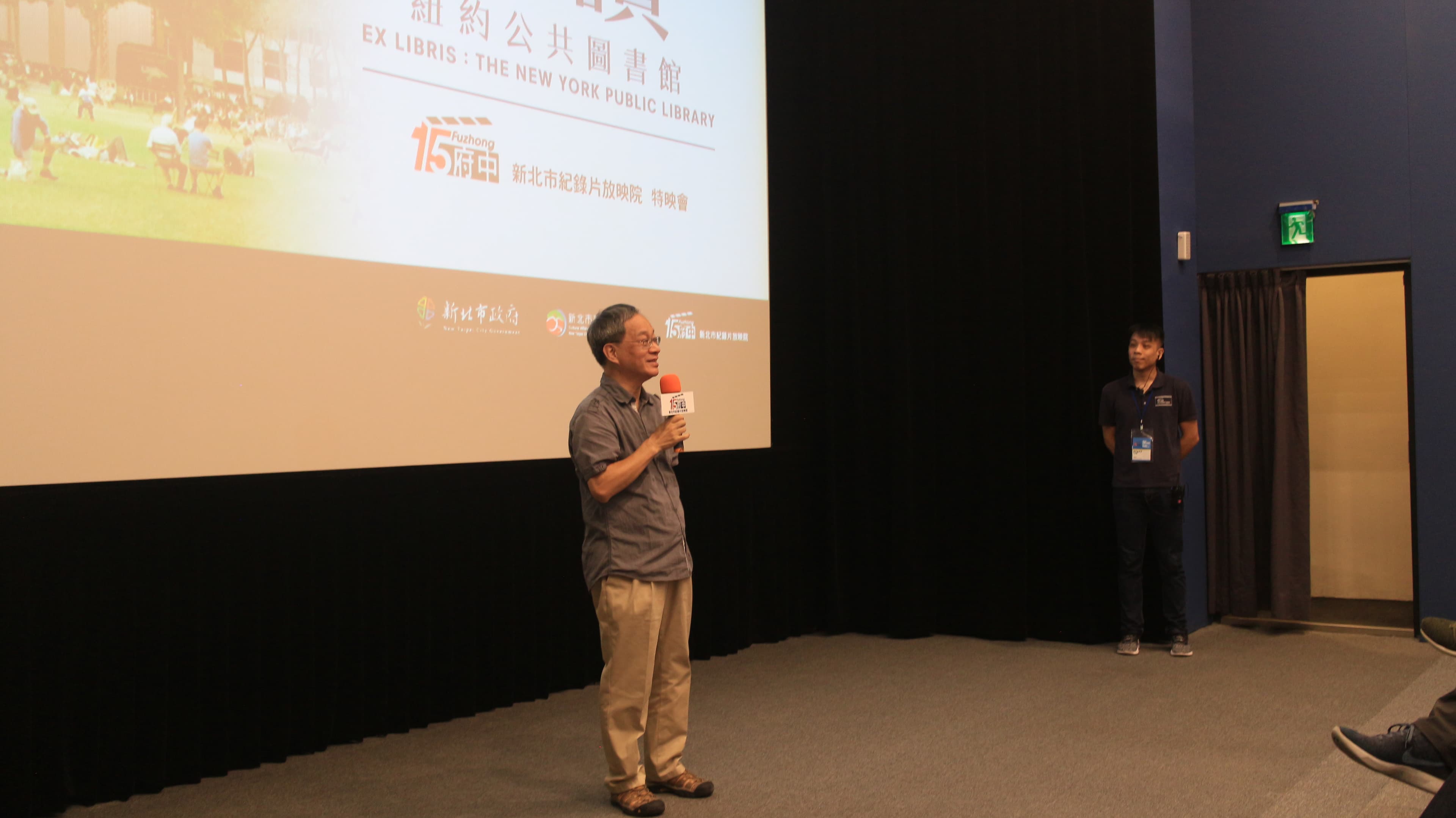 作家小野出席《悅讀：紐約公共圖書館》雙北首映會，大力推荐這部紀錄片。（佳映提供）