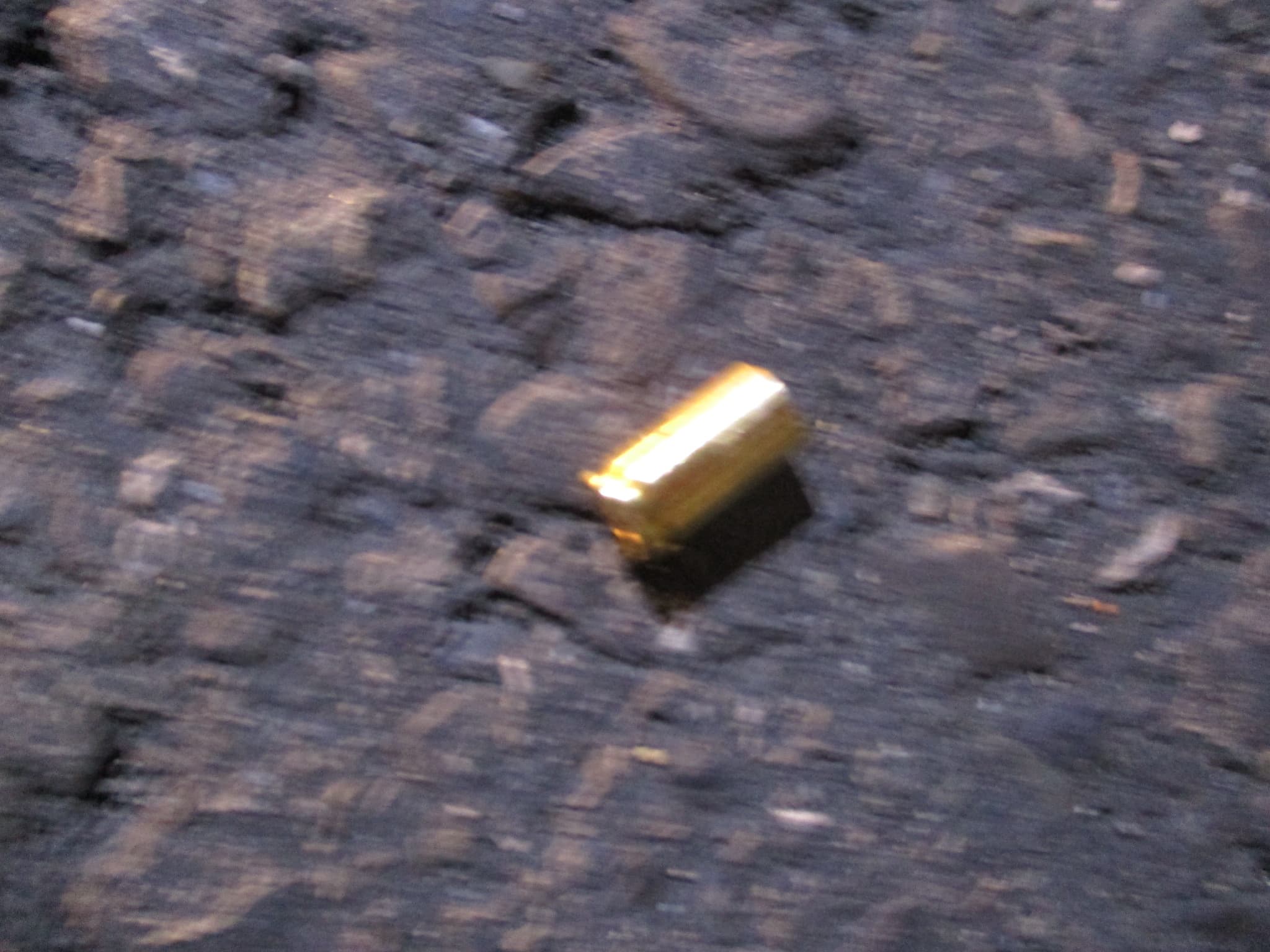 地下留有彈殼，警方研判應是凶嫌開槍遺留現場。（警方提供）