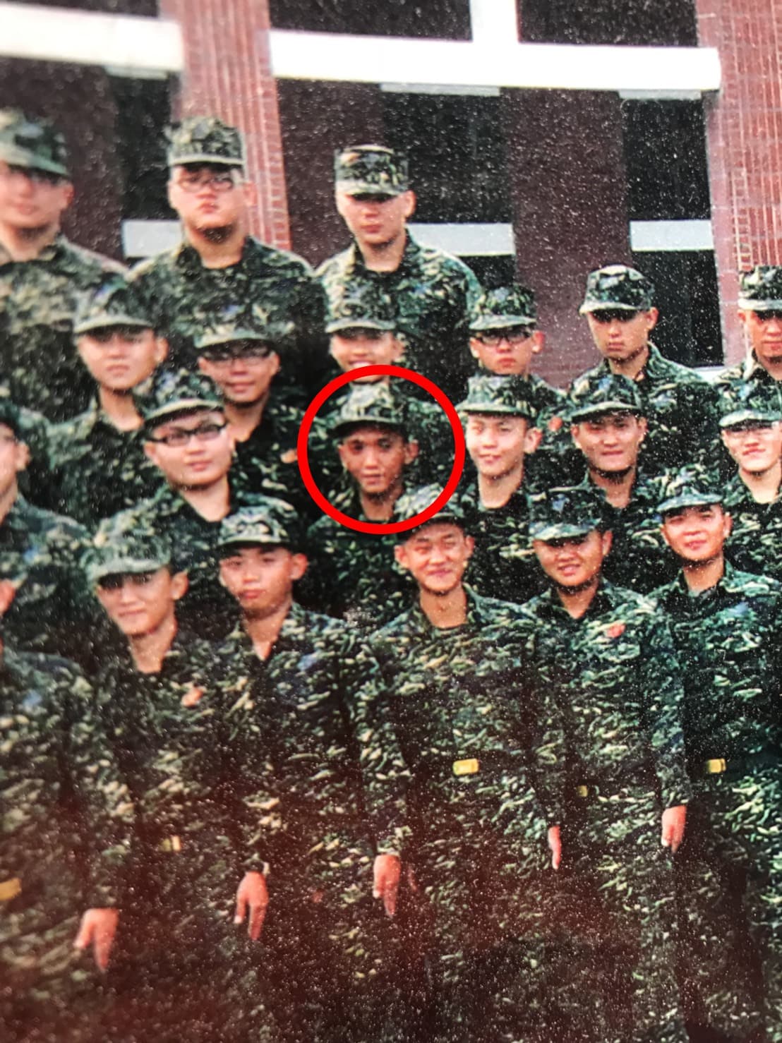 畫紅圈為為自願役何姓士兵，服役已經5年，今凌晨開車遭人槍擊身亡。（警方提供）