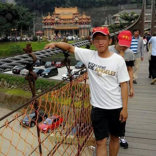 自願役上兵何男因為單親，當兵撐起家中經濟，沒想到遭誤認槍殺枉死。（翻攝網路）