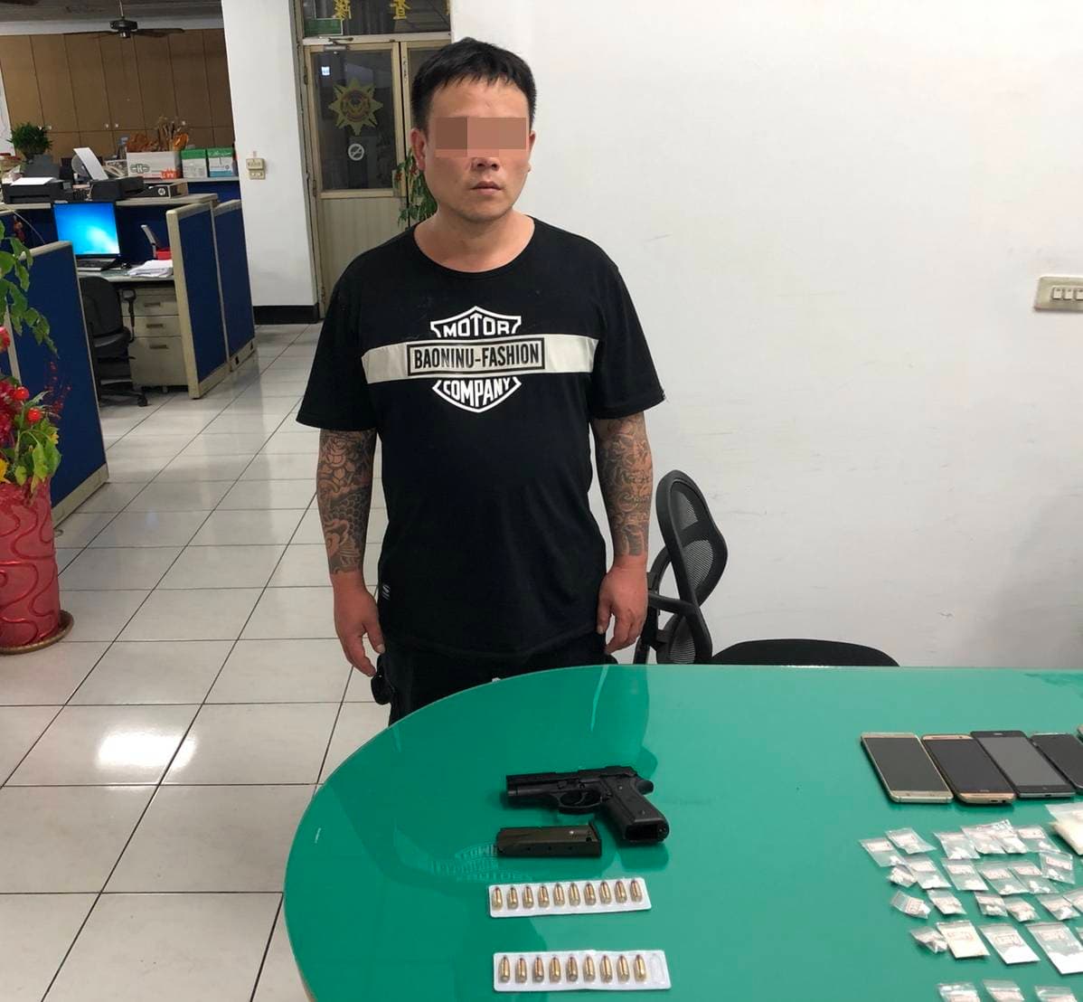 洪姓男子涉及多起開槍案件，早在5月初曾被警方逮捕，卻又被交保放出來趴趴走。（警方提供）