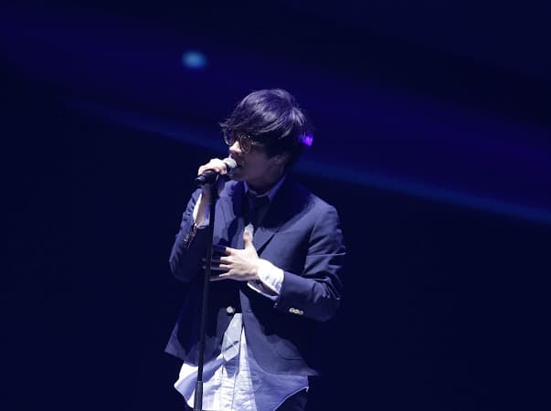 盧廣仲演唱大熱單曲〈魚仔〉，歌迷如癡如醉。