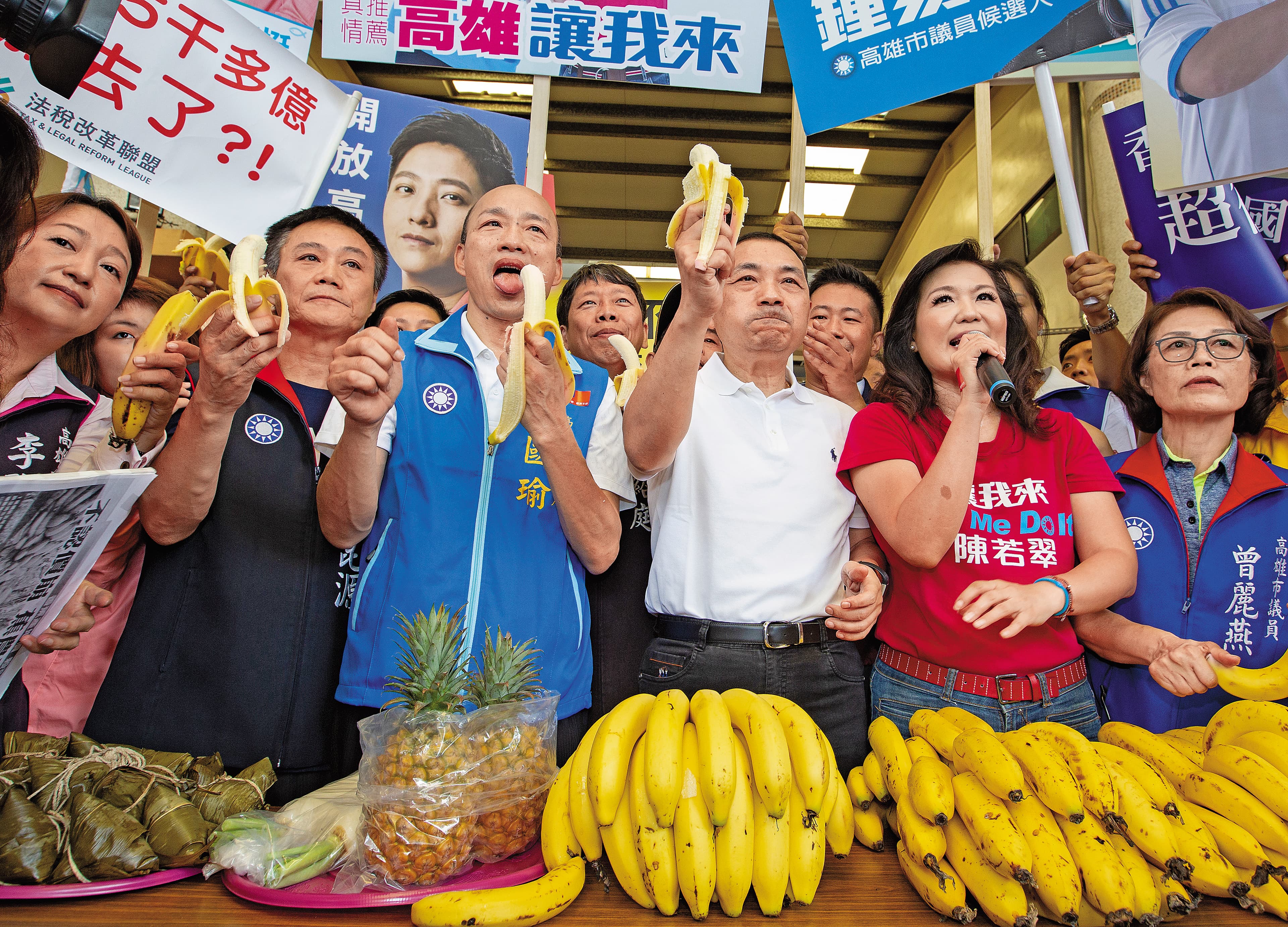 韓國瑜特地找侯友宜幫高雄香蕉促銷，他也大推南南政見，要爭取農產品銷往大陸及東南亞訂單，幫農民增加收入。