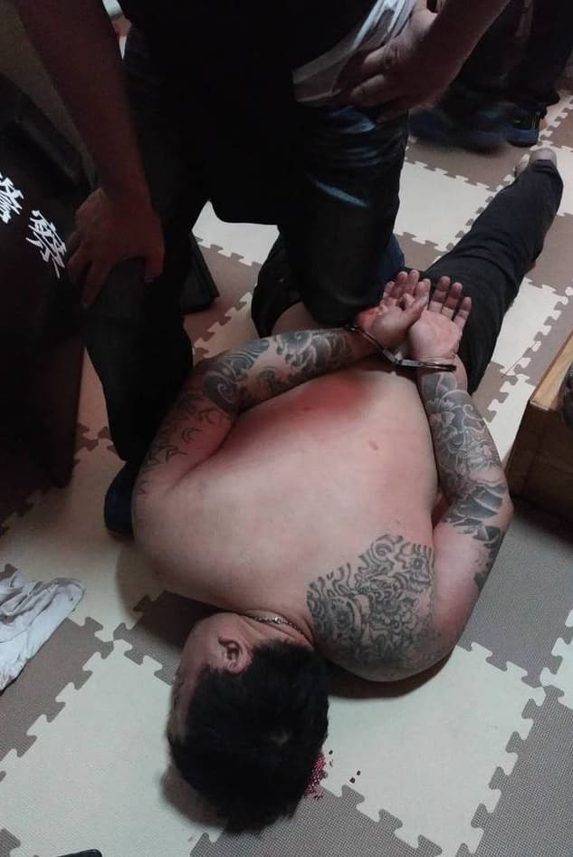 警方拂曉出擊，前往台南攻堅，逮捕開槍錯殺海陸兵的洪嫌，當時洪嫌還在睡夢中遭警方壓制。（翻攝網路）