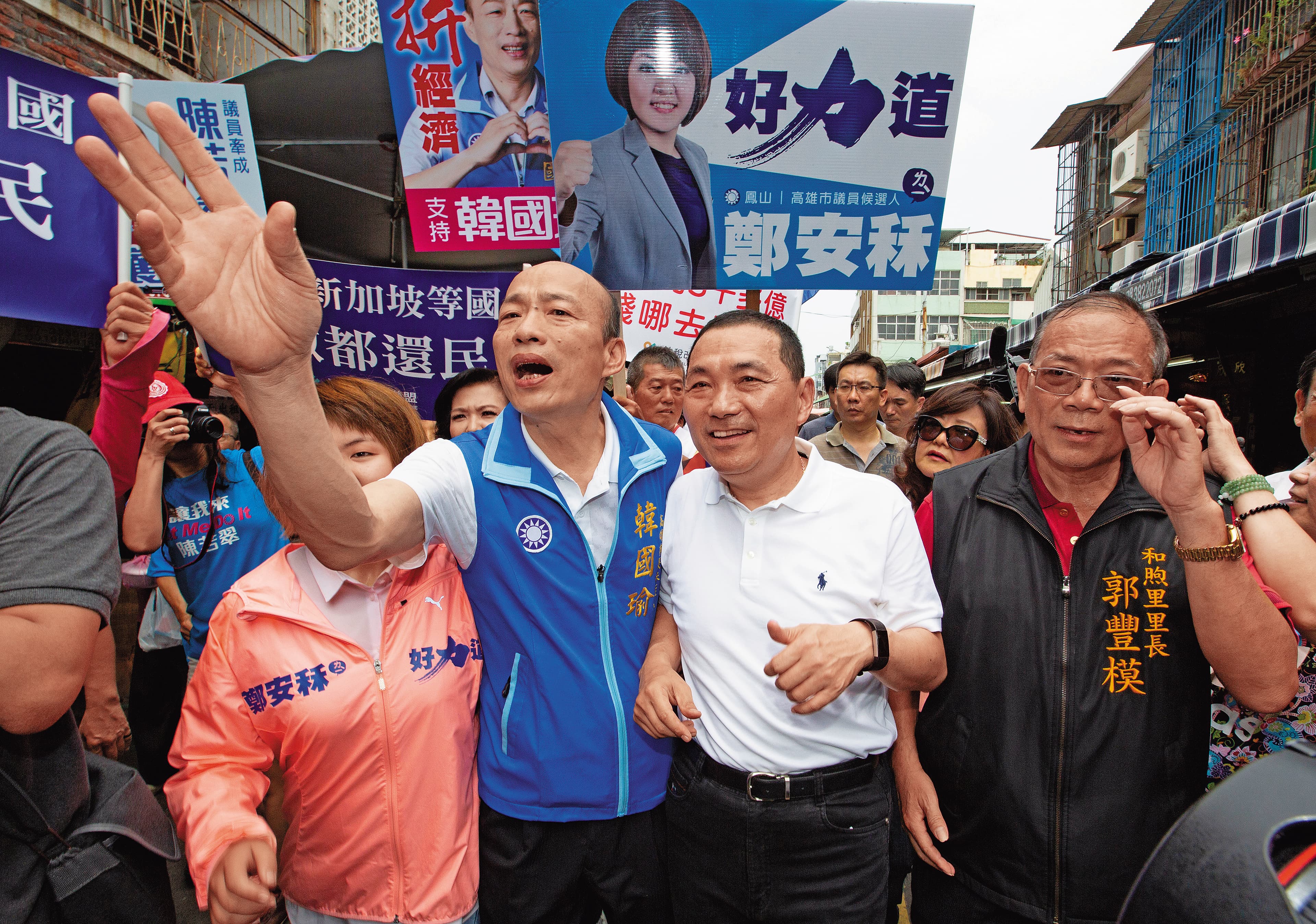 國民黨新北市長參選人侯友宜與韓國瑜合體逛市場，打出「北神探、南菜販」人氣強強滾。
