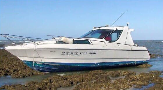 李嫌販毒集團租用運毒的遊艇，在桃園觀音海邊失風被捕。（刑事局提供）