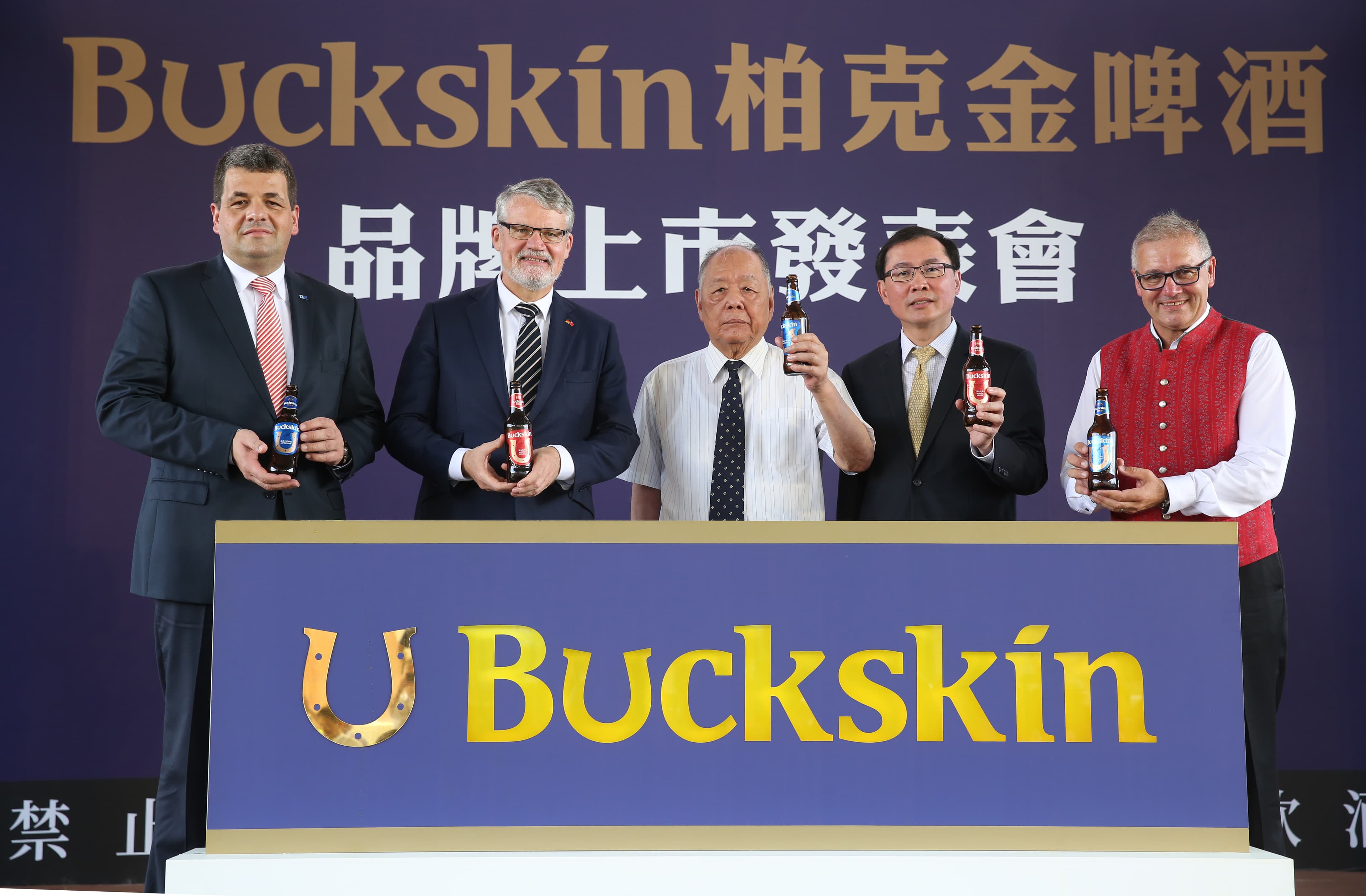 李添財（中）對釀酒事業情有獨鍾，繼推出威士忌後，再進軍啤酒市場。