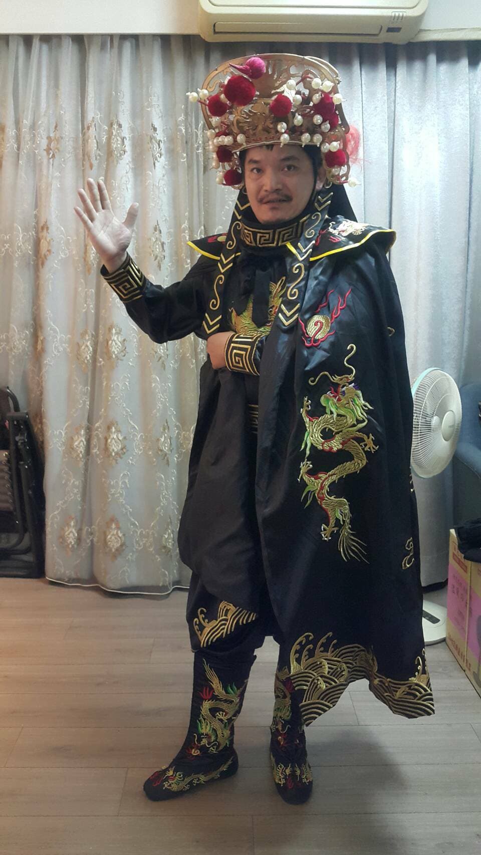 王元照也會「變臉」，這項技術是在監獄裡學的。（王元照提供）