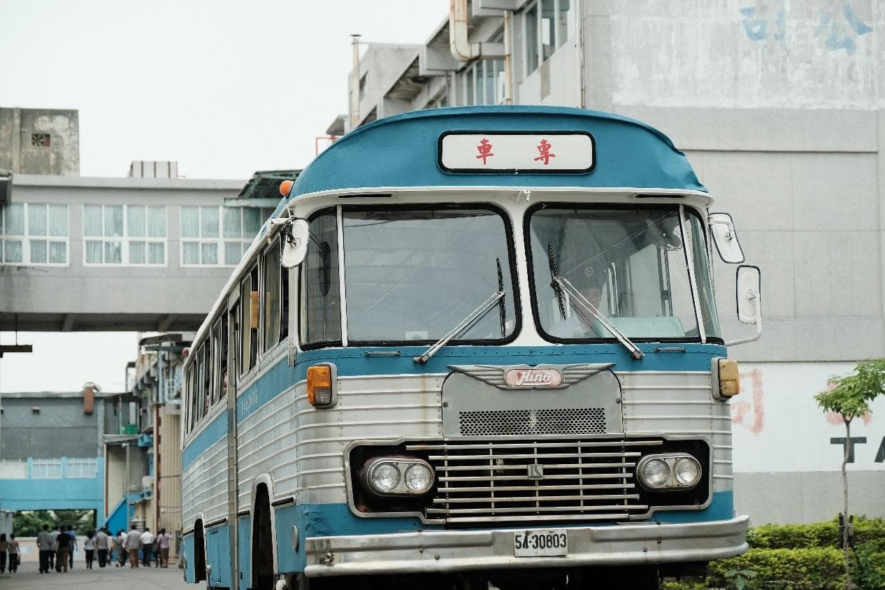 舊式鐵皮公車經過翻修，在劇中順利行駛上路。（公視提供）