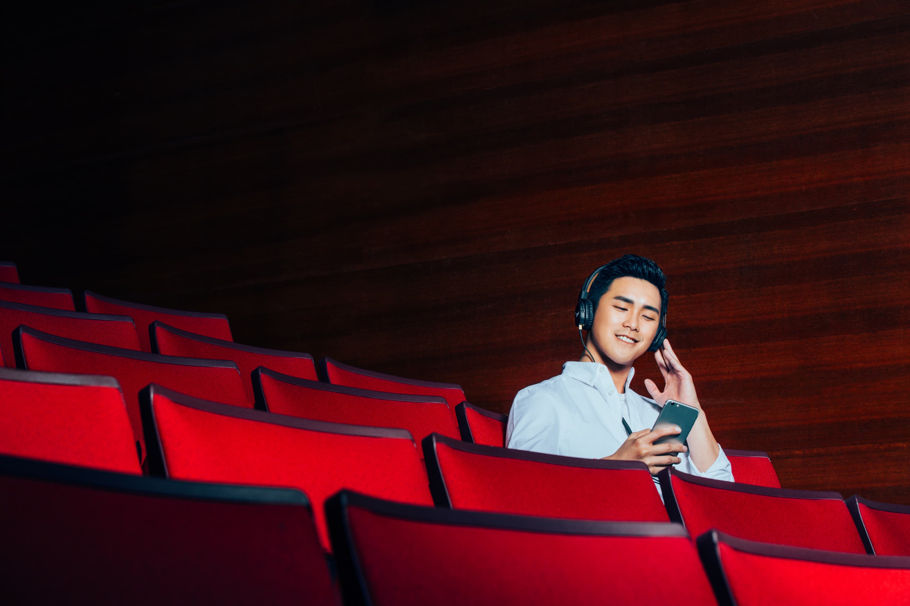 不管戴上任何耳機，KKBOX都能還原音樂的真實與細膩。