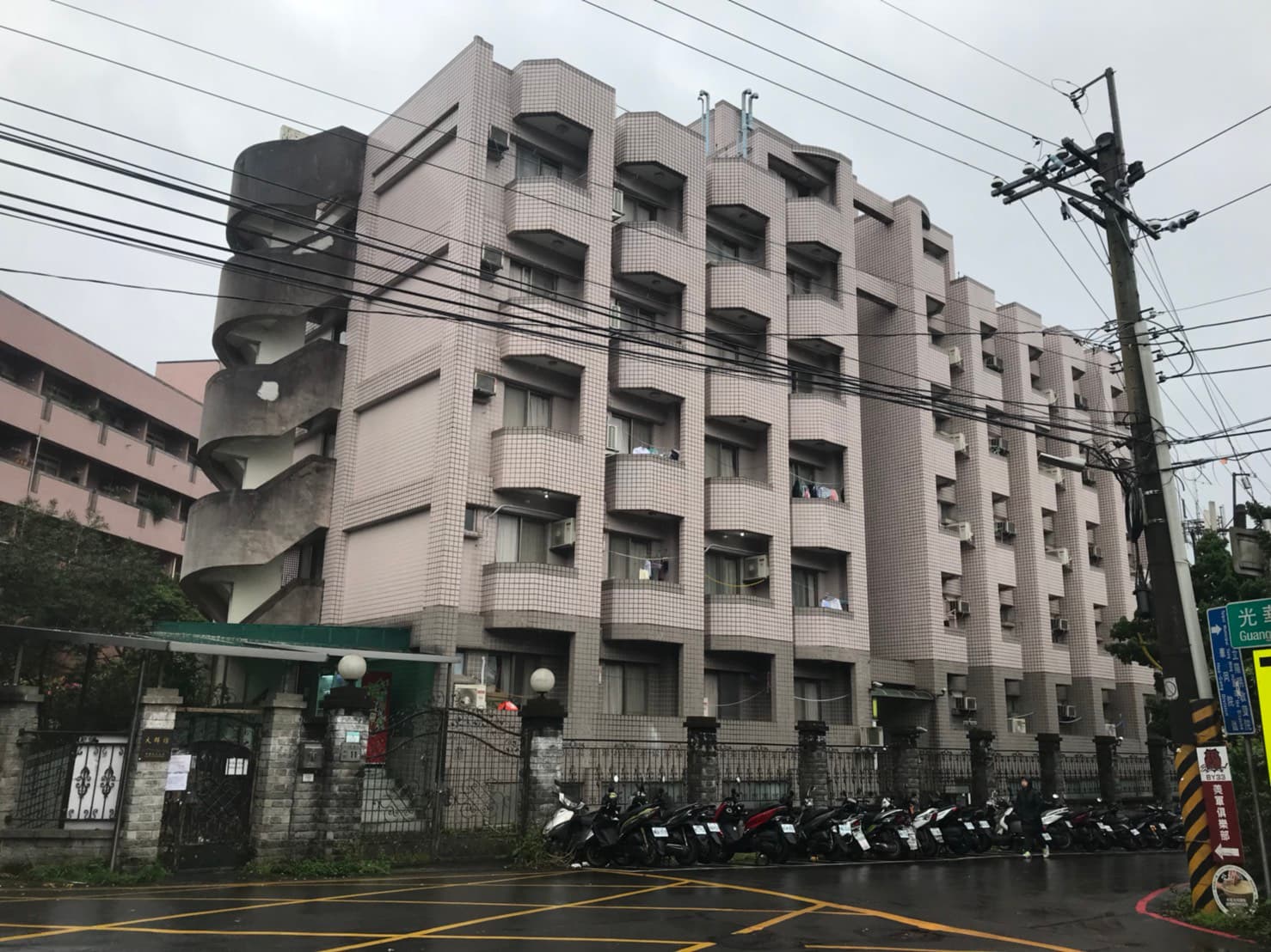 侯友宜家族的房產過去被爆出違法出租給文化大學當宿舍「大群館」，現裝潢改名「凱旋苑」重新招租。（翻攝自文大學生宿舍自治委員會）
