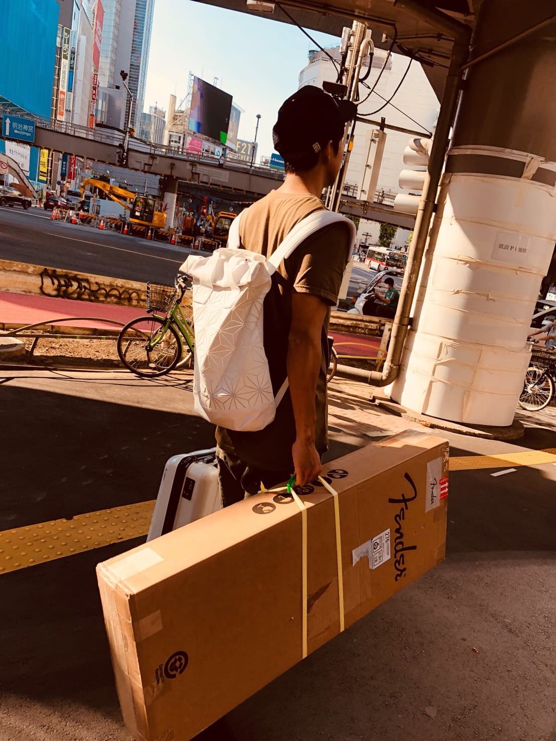 許書豪6月初前往日本旅遊3天，省錢搭廉價航空，卻在東京砸了7萬台幣買吉他。（上行娛樂）