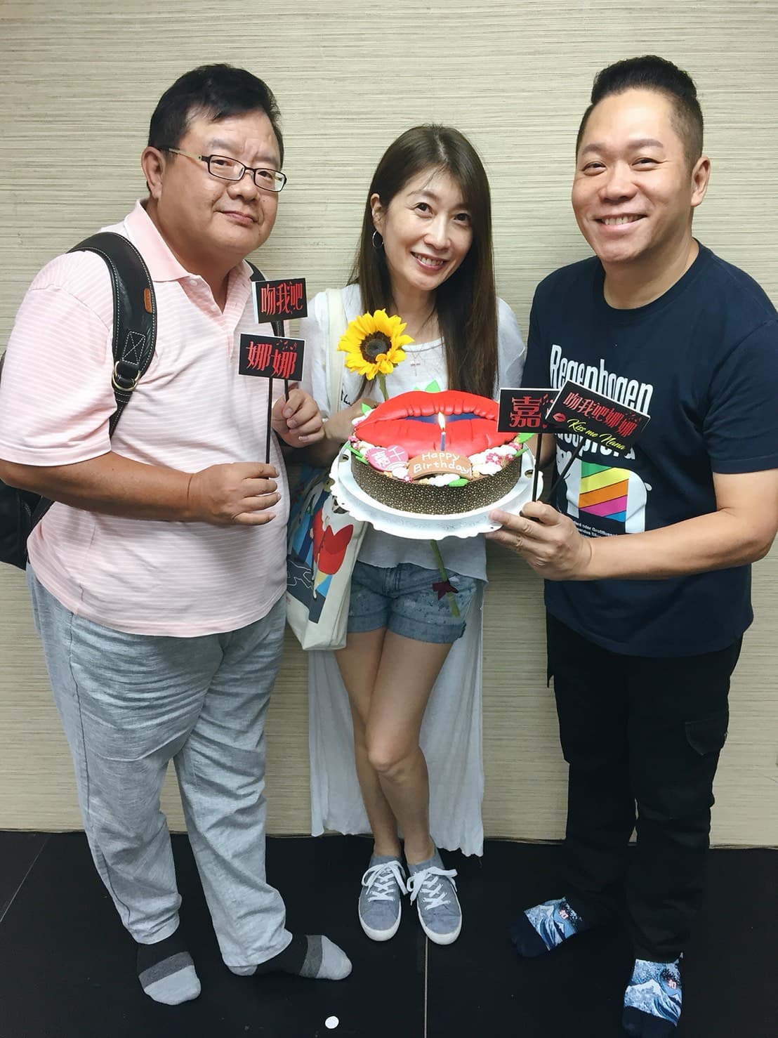 《吻我吧娜娜》導演梁志民、卜學亮與黃嘉千合照。（果陀劇場提供）
