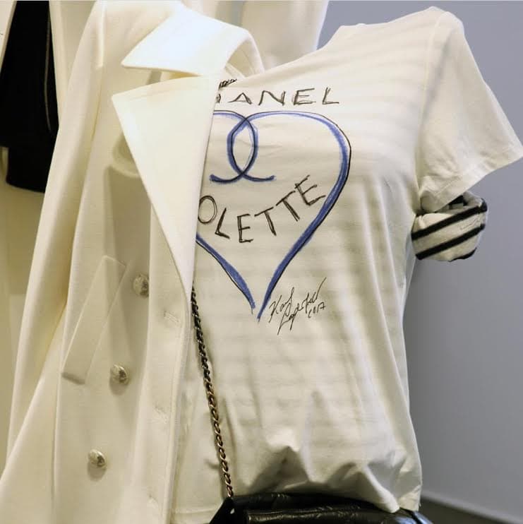 時尚老佛爺Karl Lagerfeld的聯名手繪稿。〈翻攝自colette IG〉