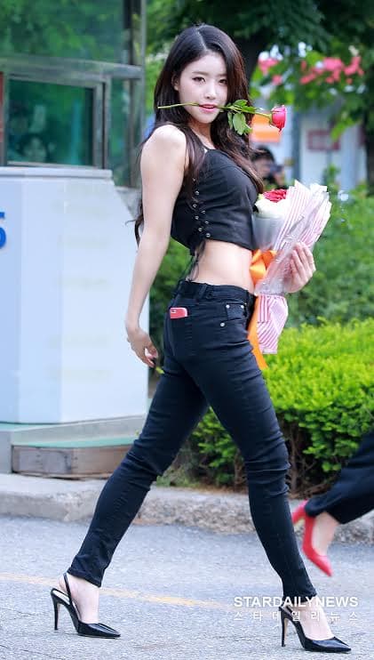 LOVELYZ成員美珠總是自信滿滿將上班路當作紅毯，每每引起粉絲熱議。（網路圖片）