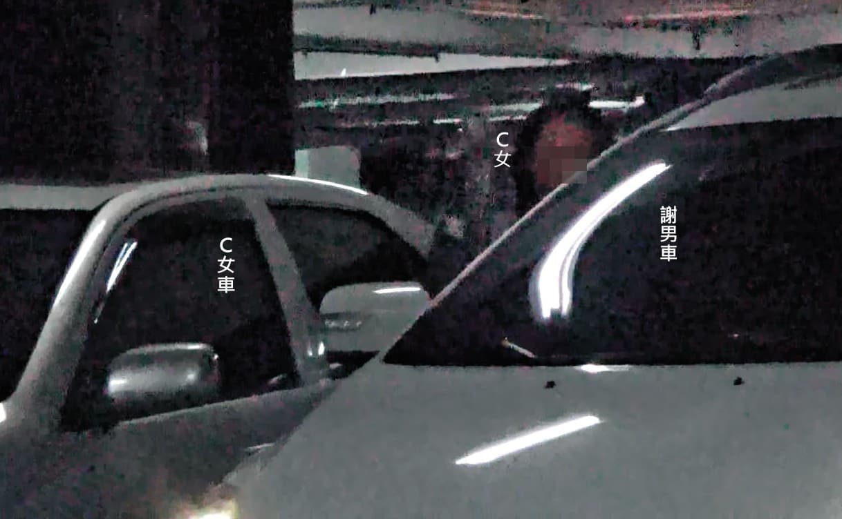 C女將車停在謝男車旁，確定四周無人後，迅速搭上對方的車，共赴汽車旅館。（讀者提供）
