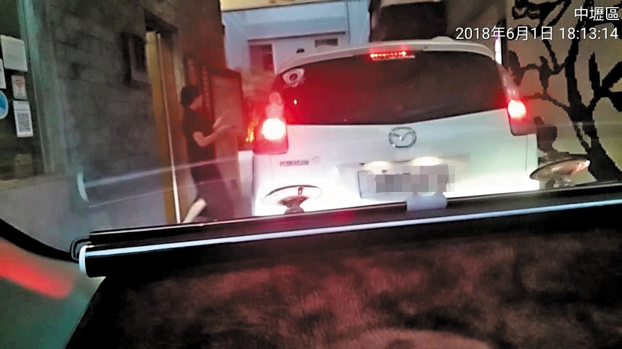 科技大廠高層謝男與女作業員6月1日傍晚共赴汽車旅館，女方丈夫尾隨抓姦。（讀者提供）
