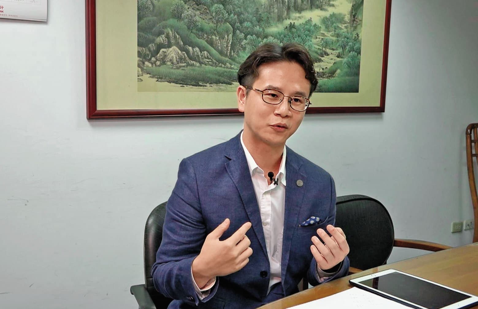 女作業員丈夫的律師沈靖家（圖）強調，涉嫌與女作業員偷情的科技大廠高層謝男，還與至少二名女作業員關係匪淺。