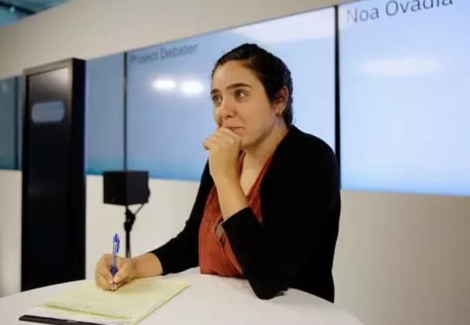 Noa Ovadia 在為辯駁 Project Debater 做記錄和準備。（圖片來源：AP Photo/Eric Risberg）