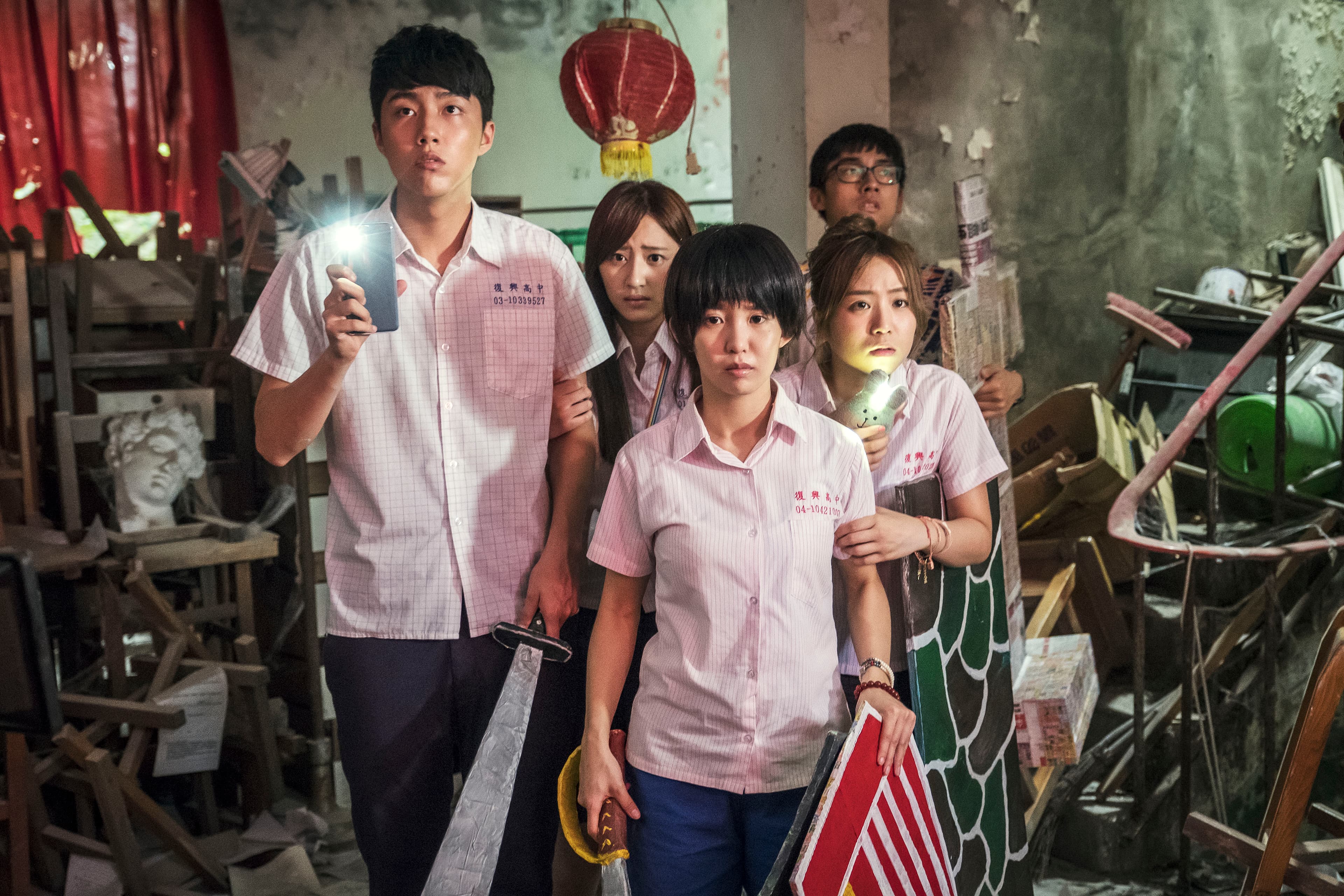 《通靈少女》大紅，成為台灣戲劇製作與國際接軌的成功案例，除幕後團隊的用心，降齡演出女主角的郭書瑤（前）亦功不可沒。（HBO Asia提供）