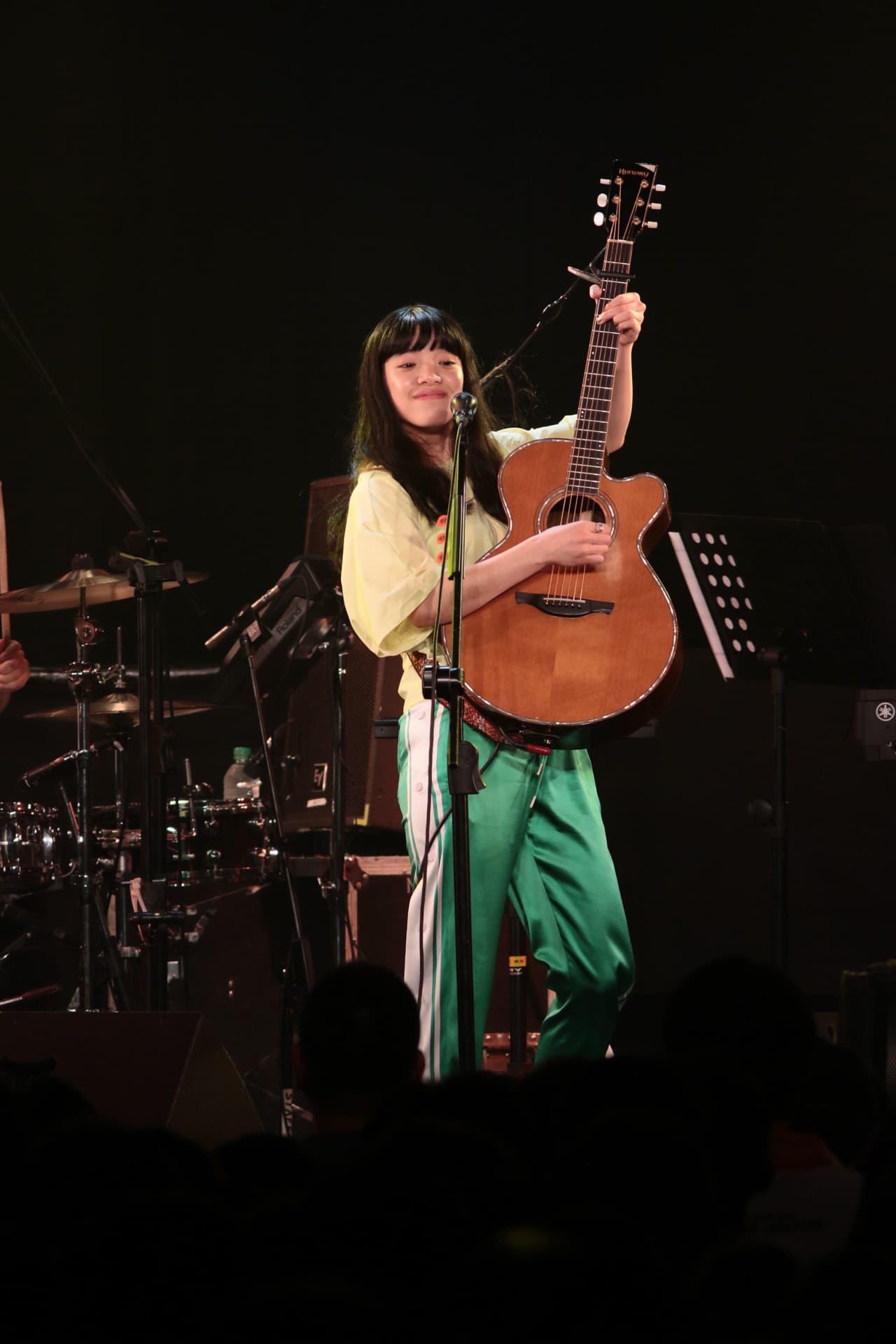 Aimyon（愛繆）練習中文與歌迷互動，可愛的模樣逗笑歌迷，讓她害羞問：「怎麼大家都在笑」。（華納唱片提供）