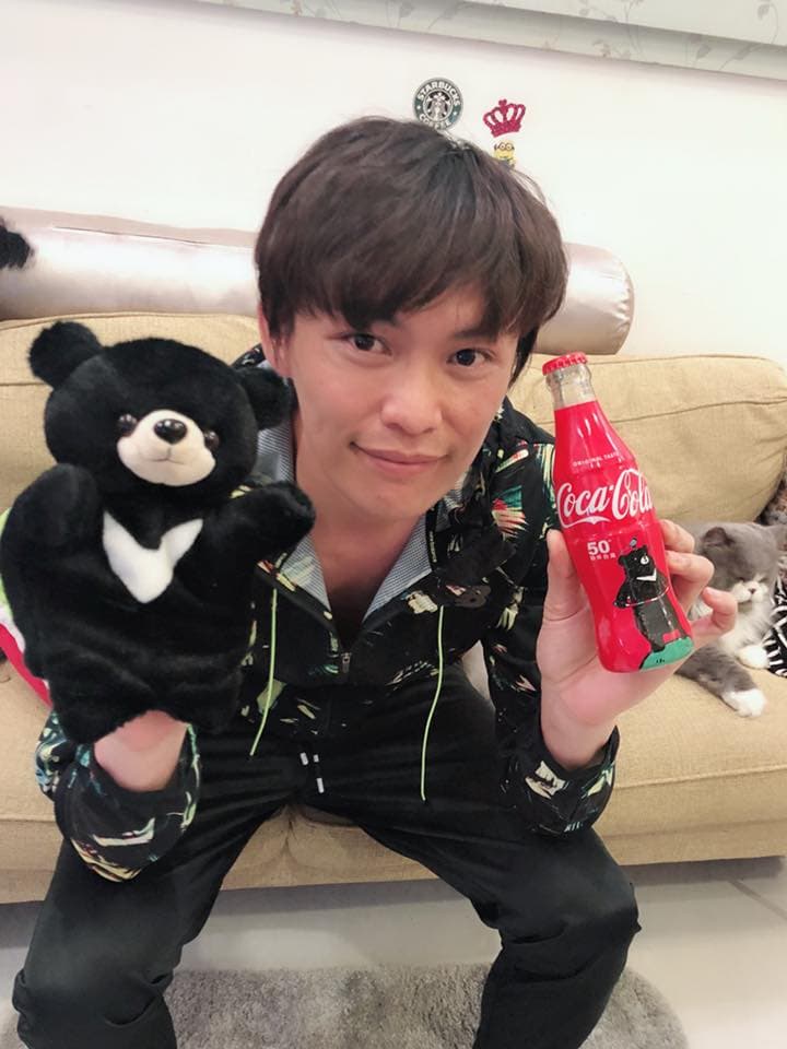 黃鐙輝主持《食尚玩家》5年，疑似因老婆與「長榮」發生糾紛而丟了主持棒。（翻攝自黃鐙輝臉書）