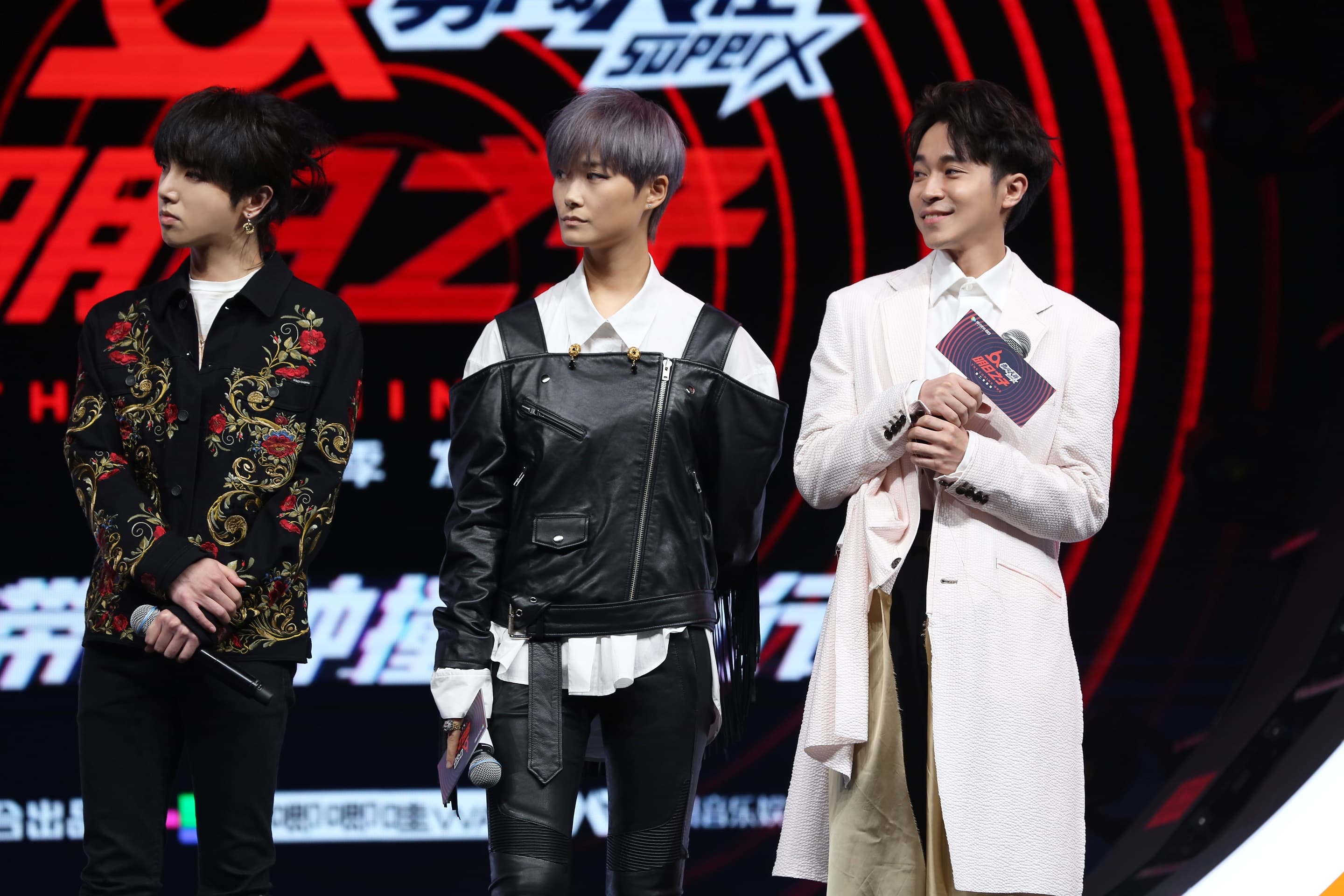 青峰（右）與李宇春（中）及華晨宇（左）擔任選秀節目判官，首次合作靠眼神跟抱抱交朋友。（翻攝自騰訊）