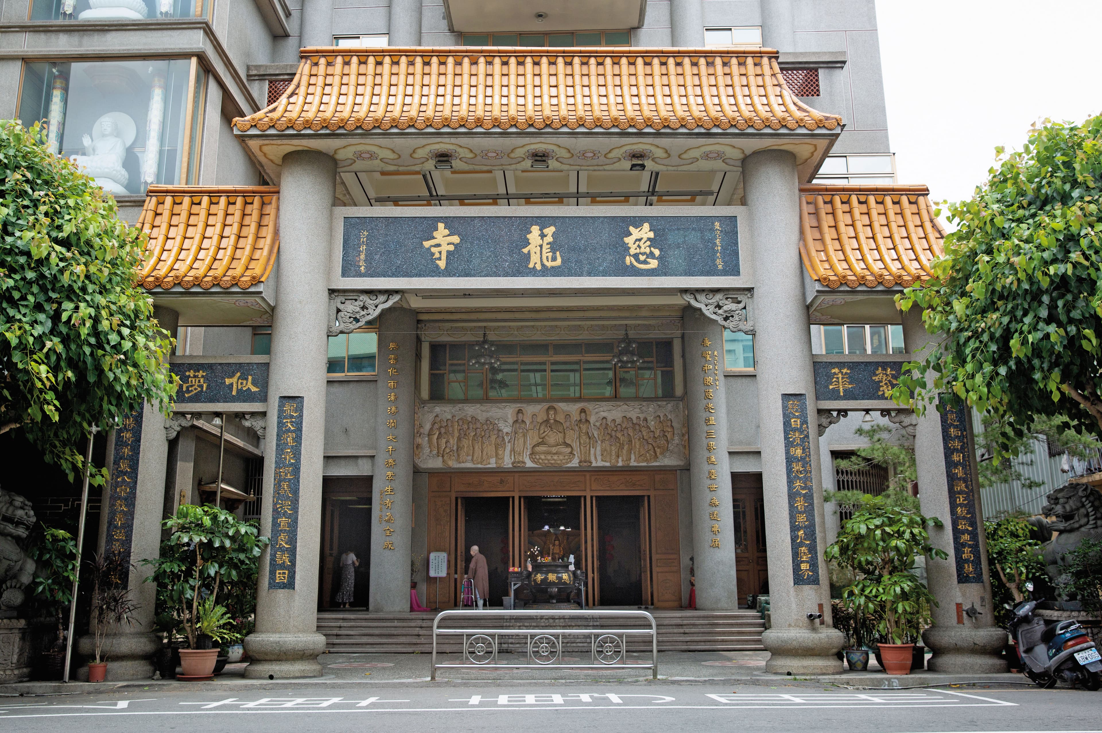據傳豐原知名的慈龍寺疑與郭芳良有2,800萬元債務，慈龍寺一狀告上法院，目前還在訴訟中。