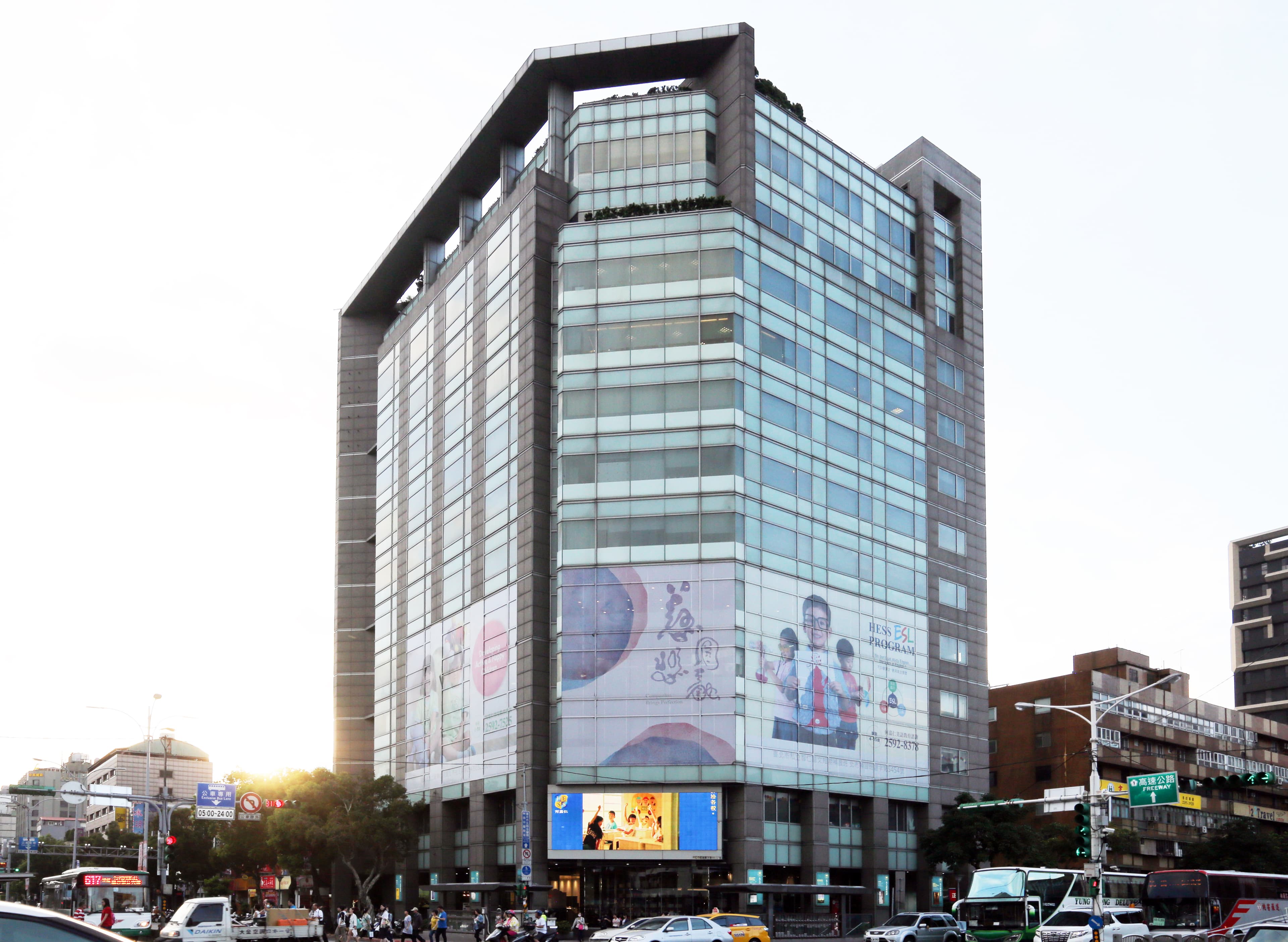 蓬萊百貨已結束營業，在行天宮對面改建成十三層樓辦公大樓，現租給何嘉仁美語。