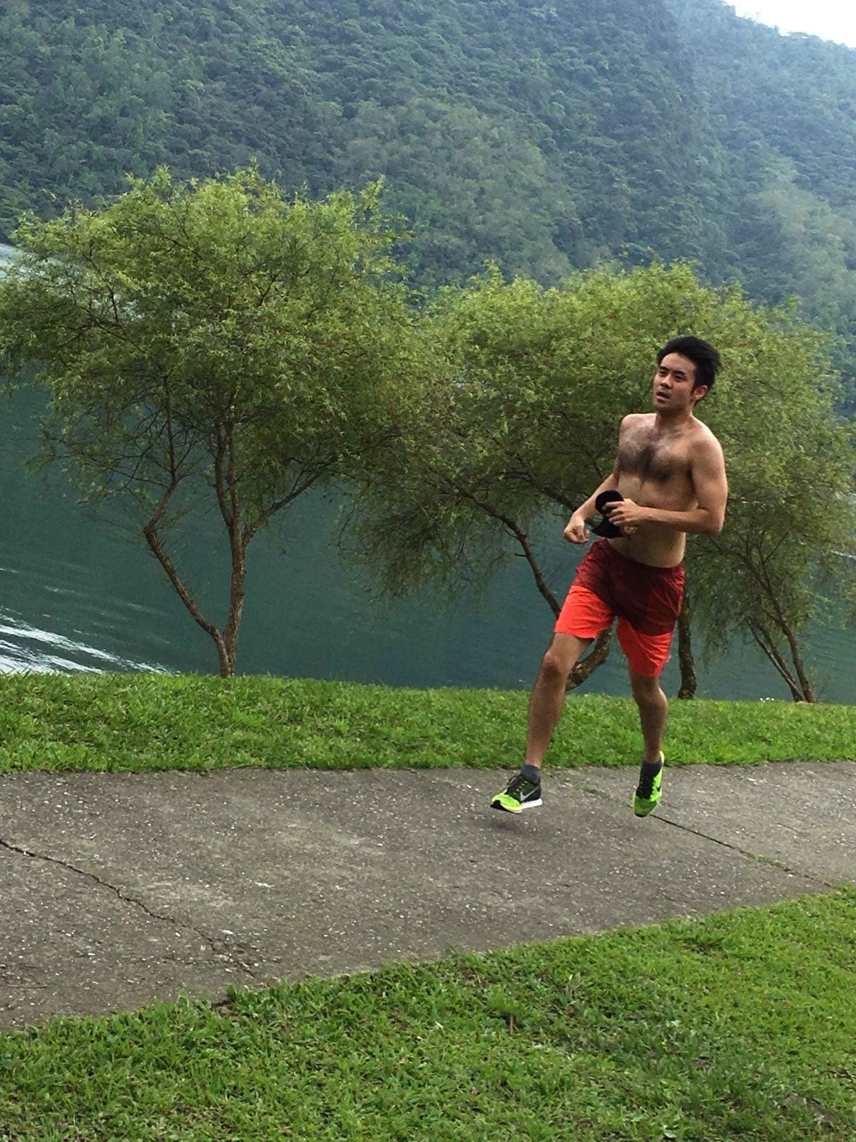 劉子千秀出驚人胸毛，在花蓮慢跑。（歐銻銻娛樂提供）
