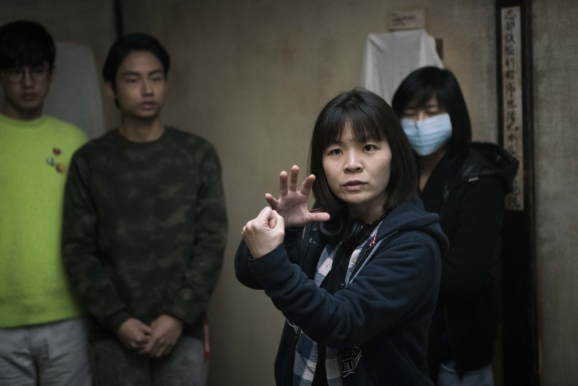 《切小金家的旅館》是林冠慧電影處女作，在細節處也布局講究，主景溫泉飯店的一草一木、一根螺絲都是搭建出來，近億元大製作也不見生澀。（華納提供）