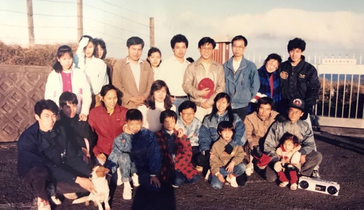 許振焜27歲第一次創業時，是和勝大彈簧3位同事合組安力彈簧，圖為股東家人共赴陽明山踏青，4人目前也是安力國際最大股東。（許振焜提供）