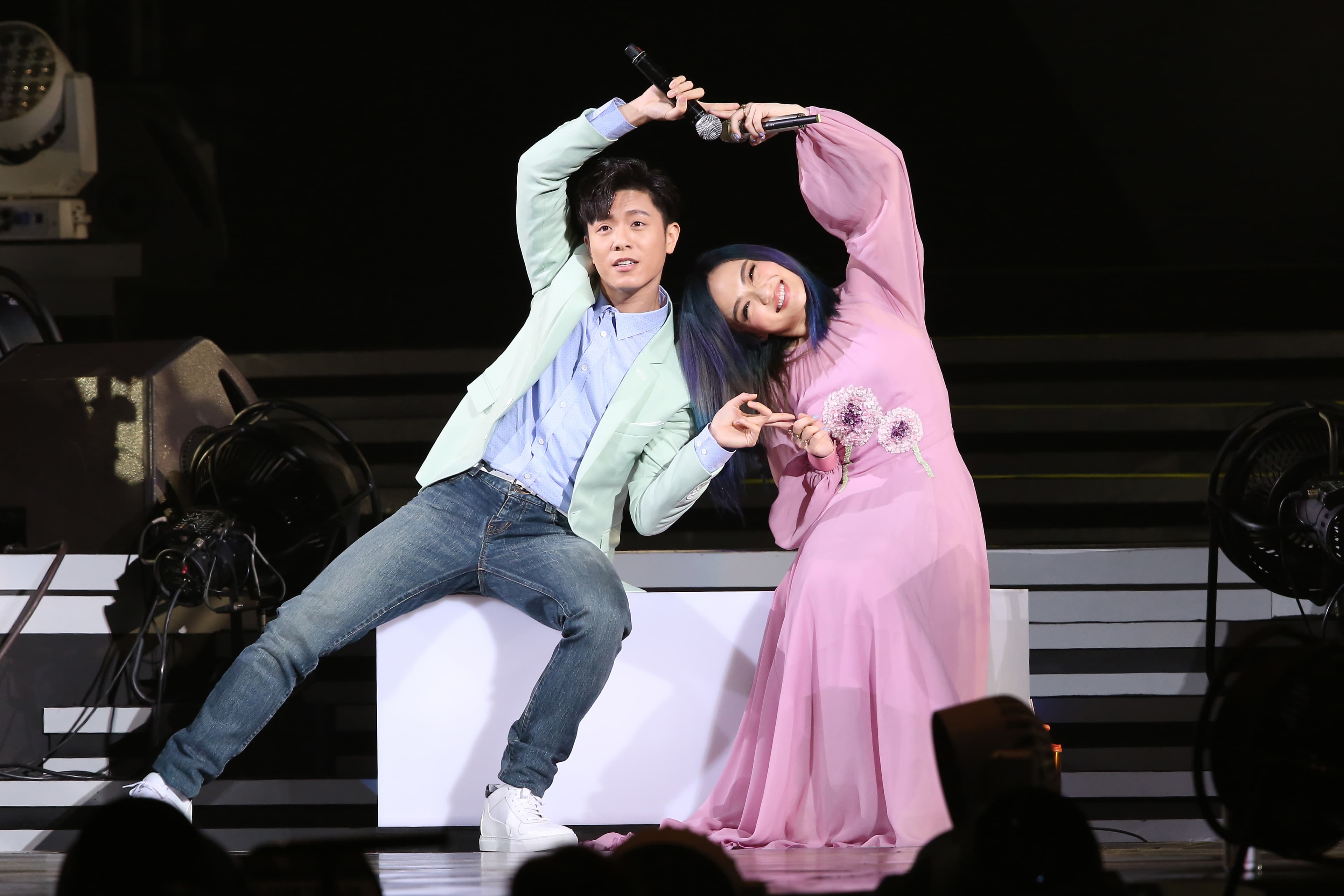 星光幫出身的徐佳瑩（右），演藝之路一帆風順，曾在演唱會「是日救星」邀請韋禮安擔任嘉賓。