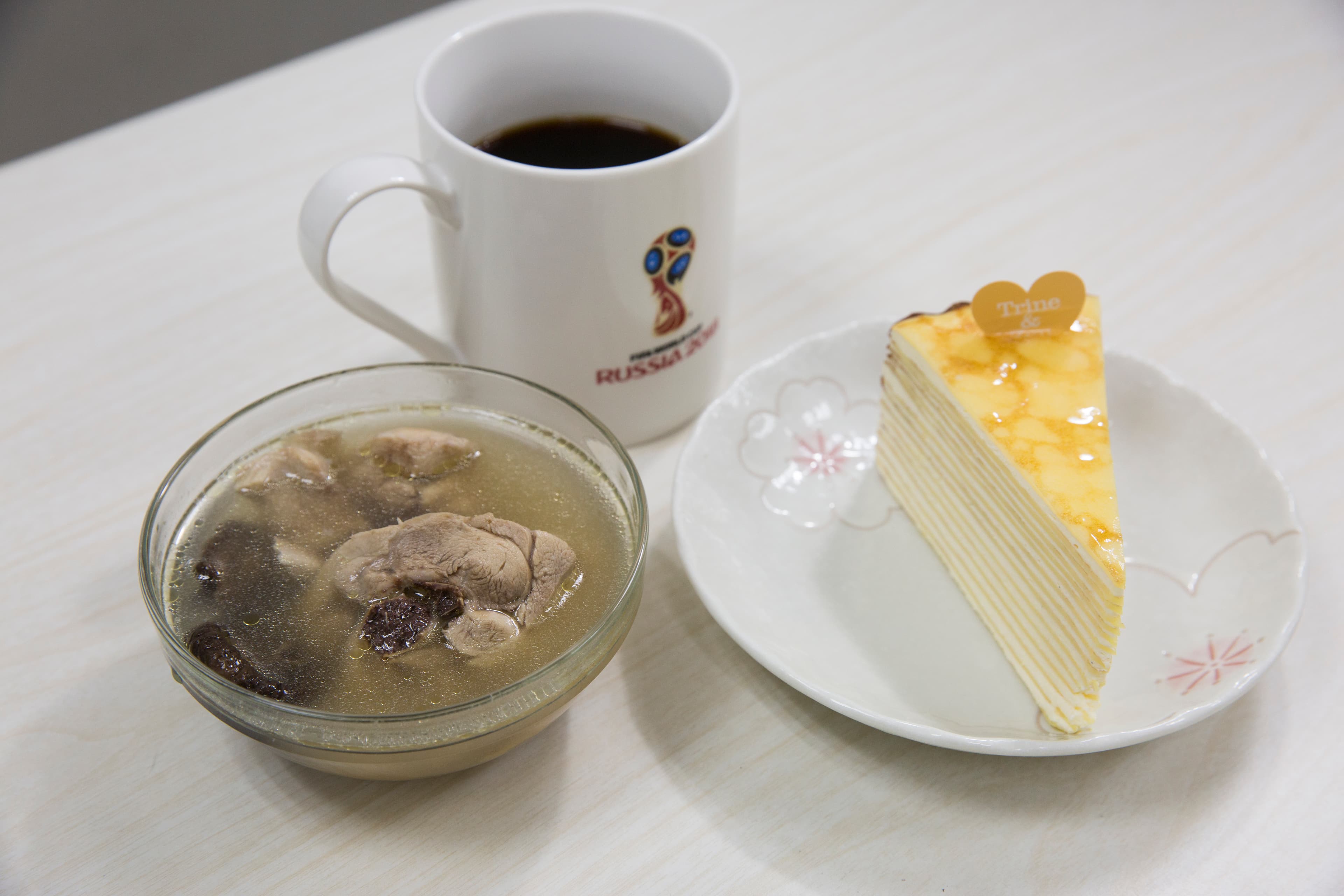 潘秀雲的午餐滿有個性的，她常一碗雞湯，飯後配甜點和黑咖啡。