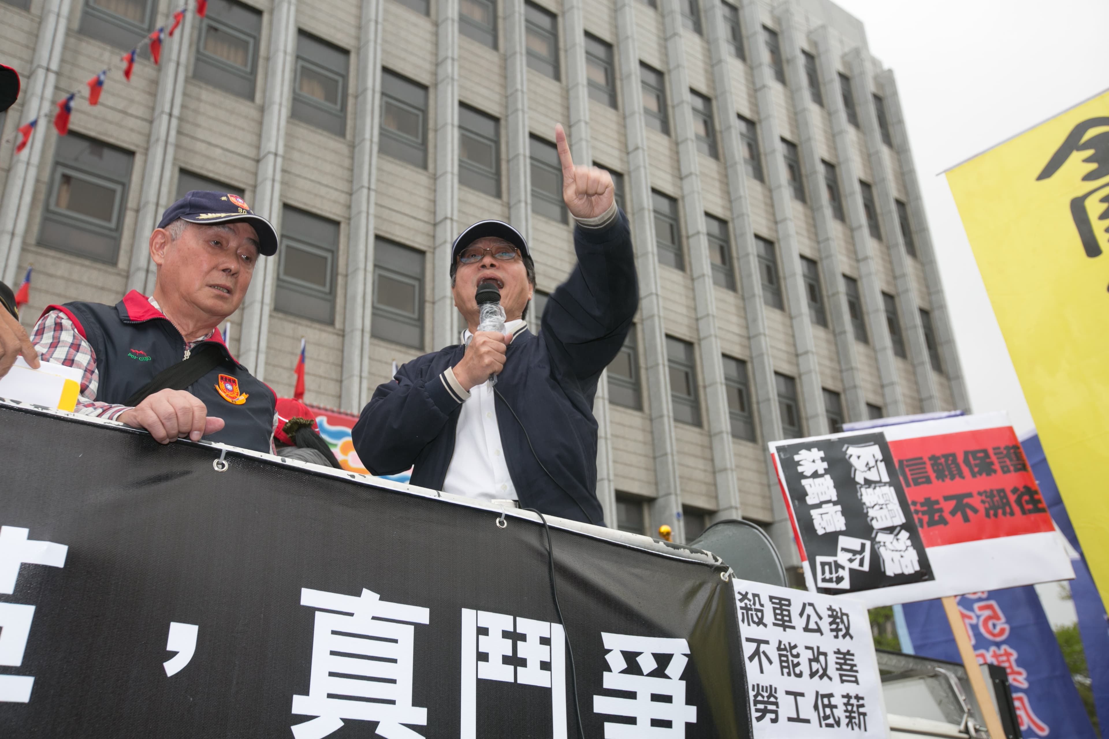 李來希（中）不滿軍公教年改，他在臉書反問副總統及林萬億，「這樣子的砍法，也要感恩嗎？」（圖為本刊資料照）