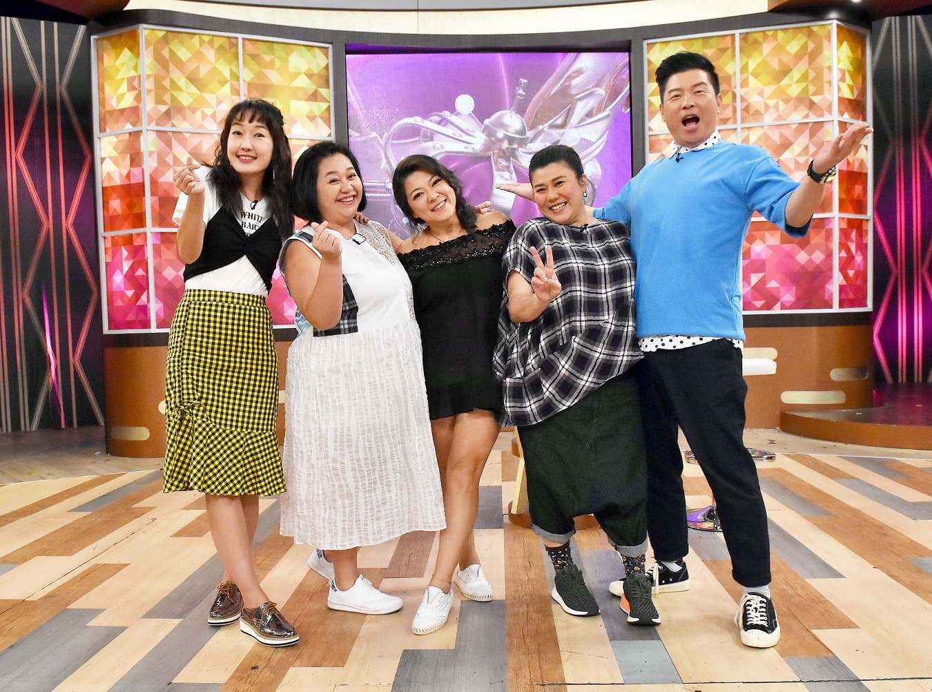 鍾欣凌（左2）、杜詩梅（中）、林美秀（右2）參加《一袋女王》錄影。（衛視中文台提供）
